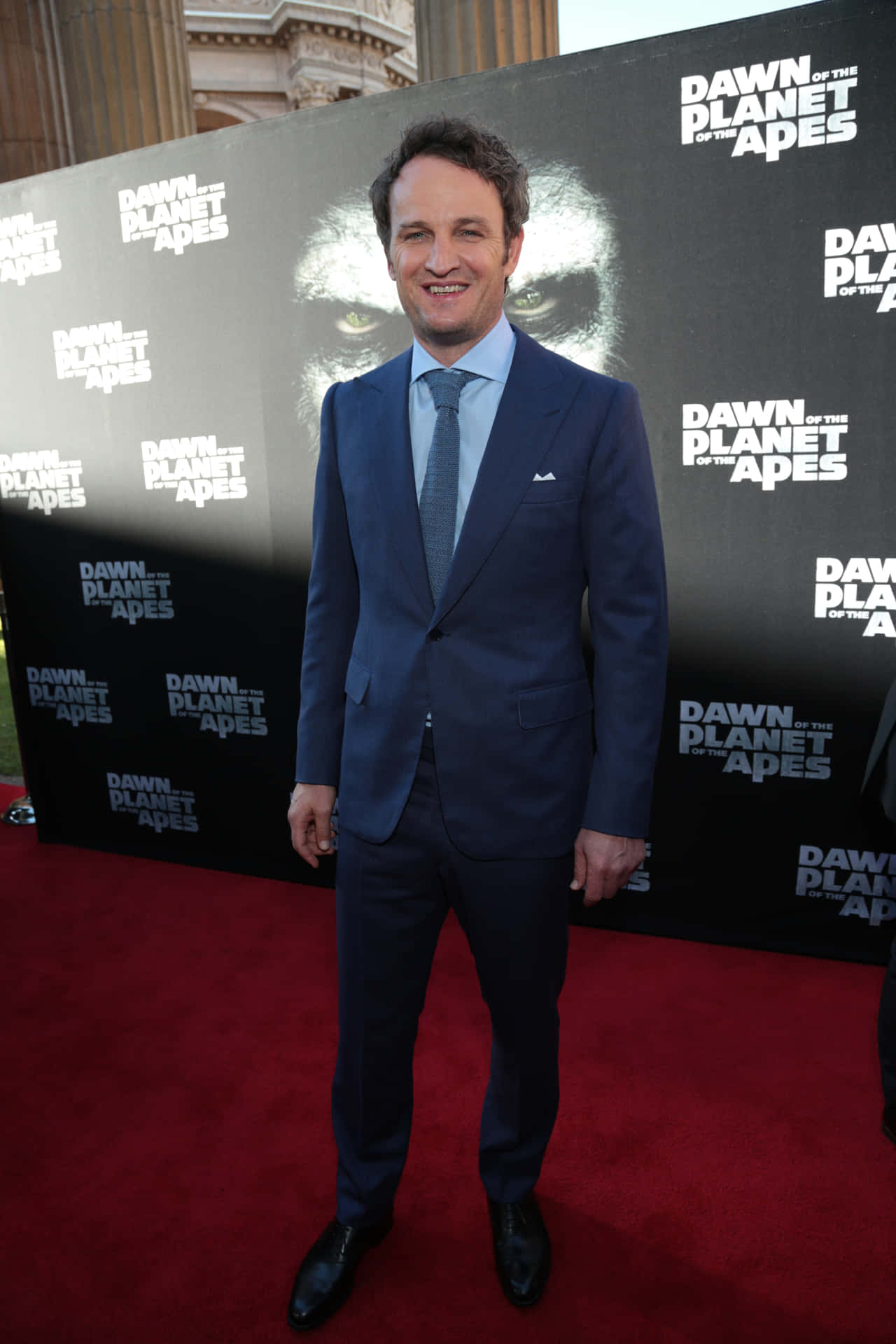 Jason Clarke Dawnofthe Planetofthe Apes Premiere Wallpaper