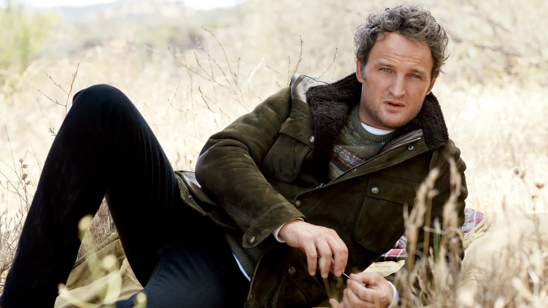 Jason Clarke Buiten Casual Pose Achtergrond