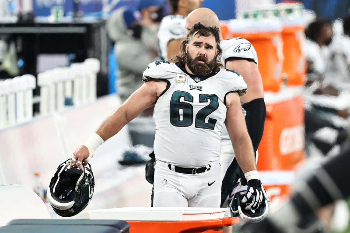 Jason Kelce In Actie Op Het Veld Achtergrond