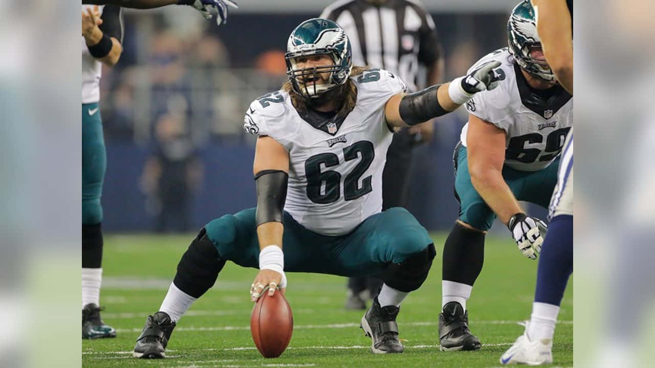 Jason Kelce Marcherend Over Het Veld Achtergrond