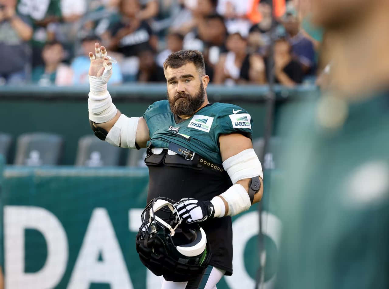 Jason Kelce In Actie Tijdens Een Voetbalwedstrijd Achtergrond