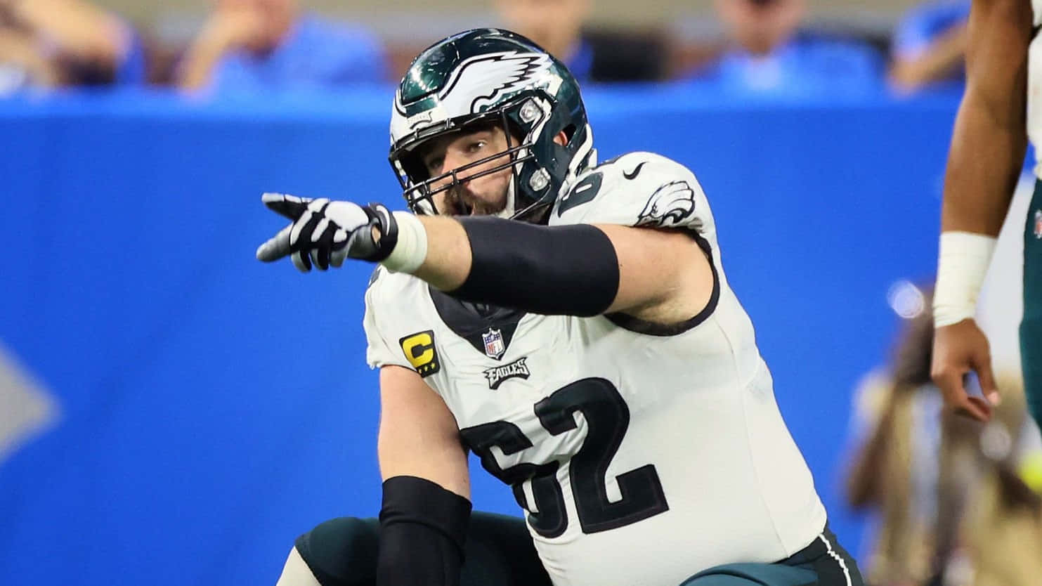 Jason Kelce Toont Zijn Ongelooflijke Focus En Doorzettingsvermogen Op Het Veld Achtergrond