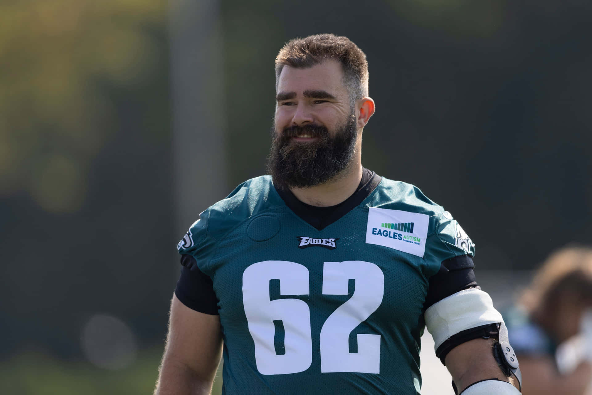 Jason Kelce In Actie Tijdens Een Nfl-wedstrijd Achtergrond