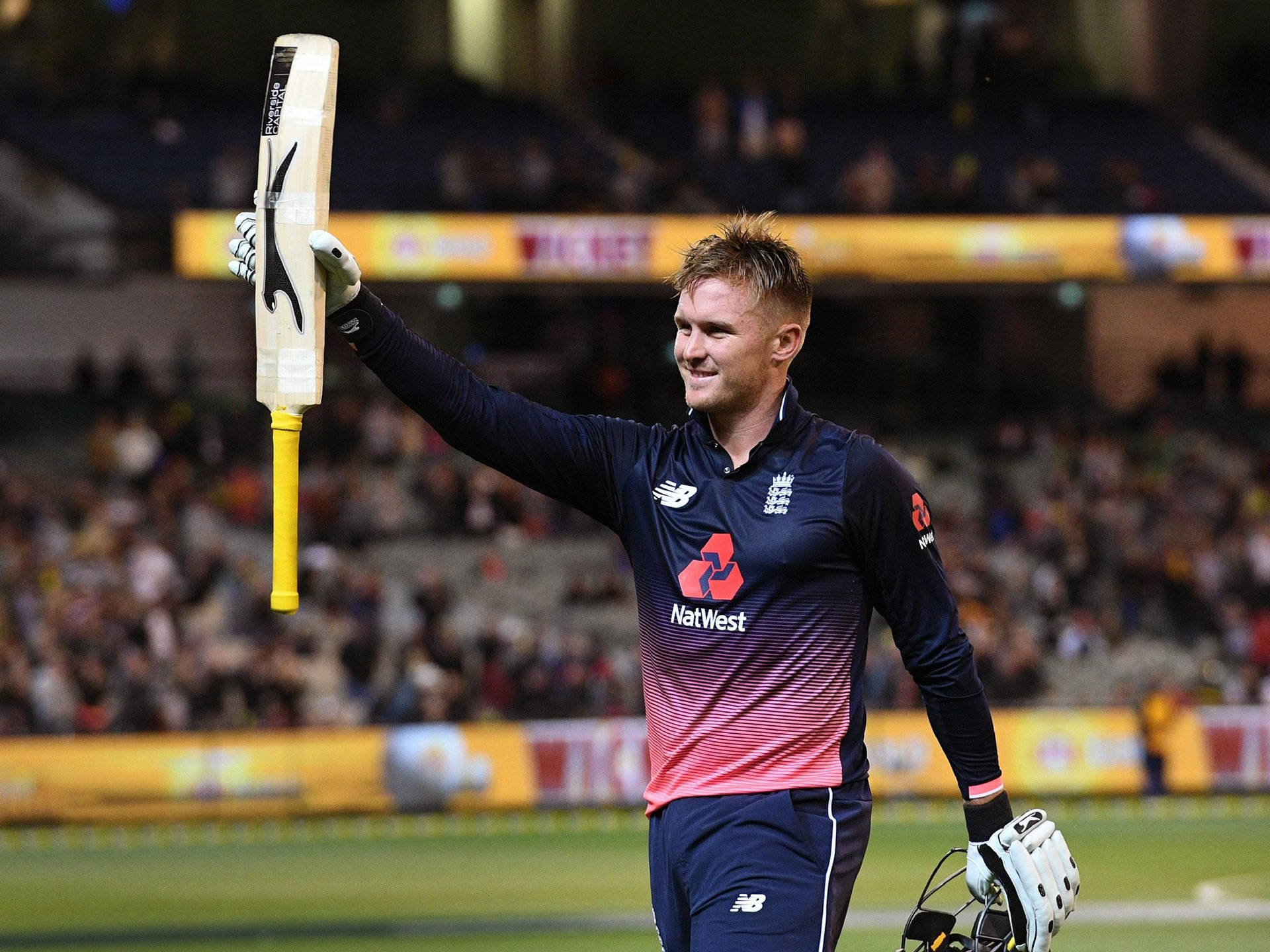 Jason Roy Con Mazza Dal Manico Giallo Sfondo