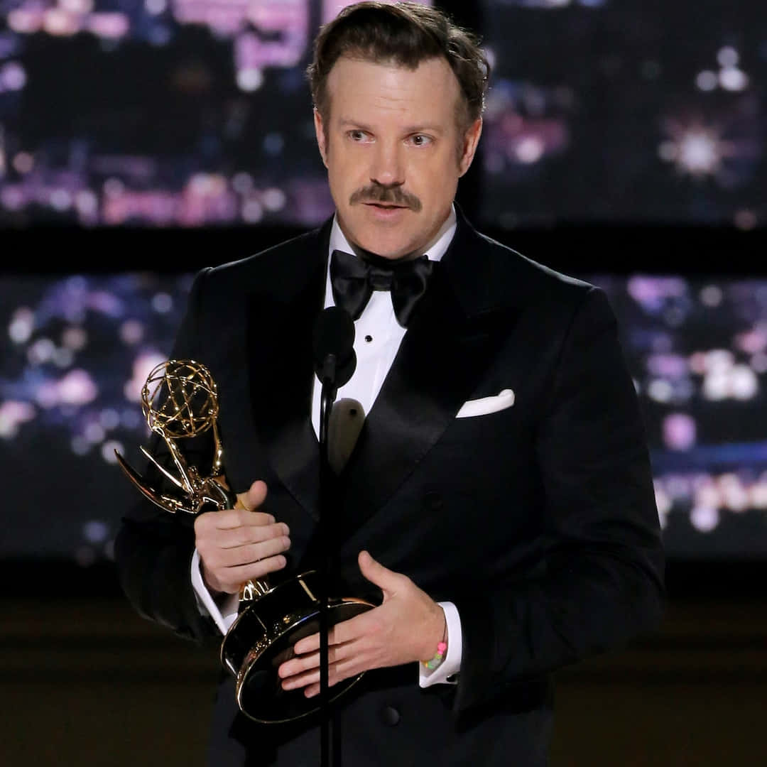 Jason Sudeikis rocks a stylish look in a crisp white blazer Wallpaper