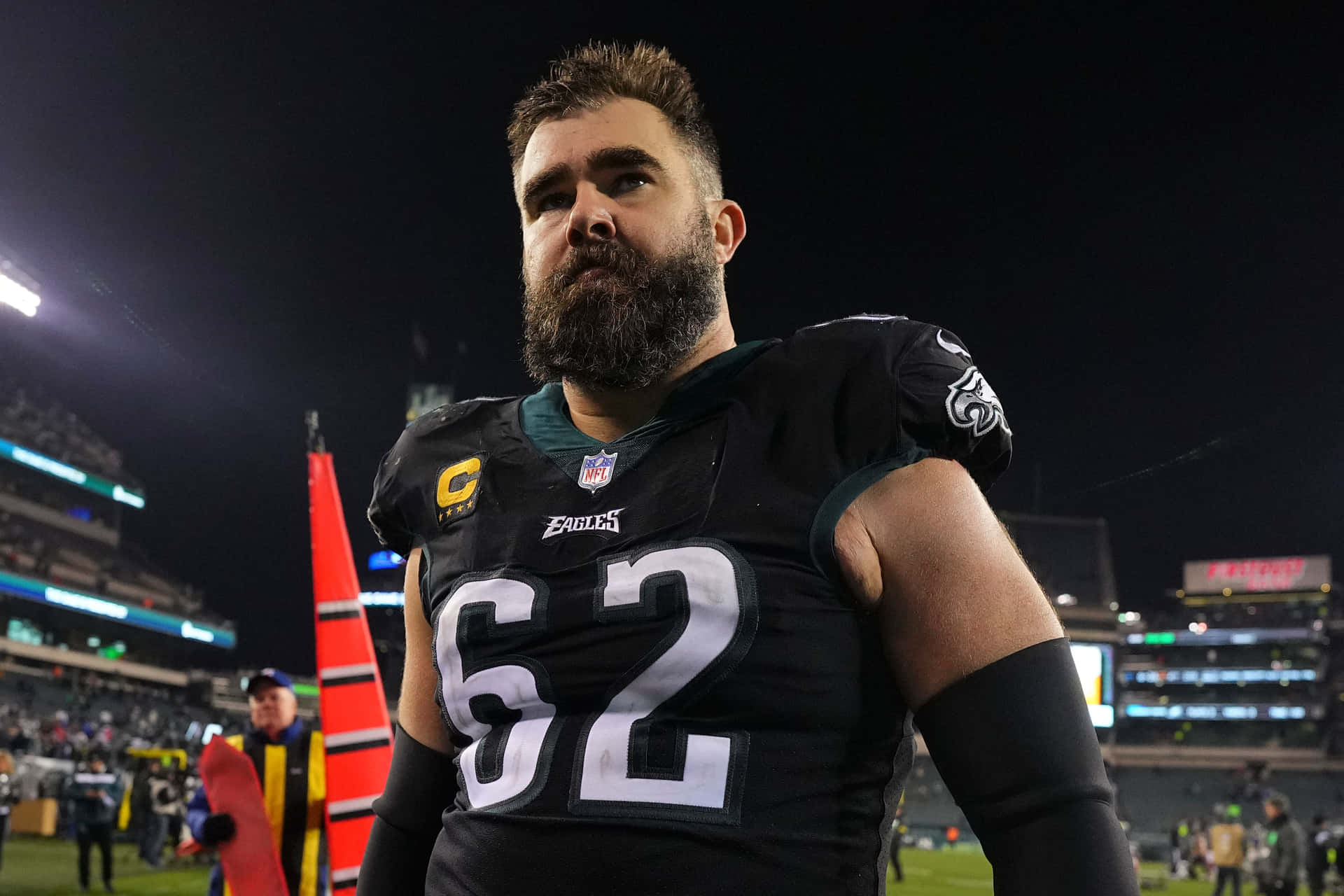 Jasonkelce En Acción En El Campo De Juego. Fondo de pantalla