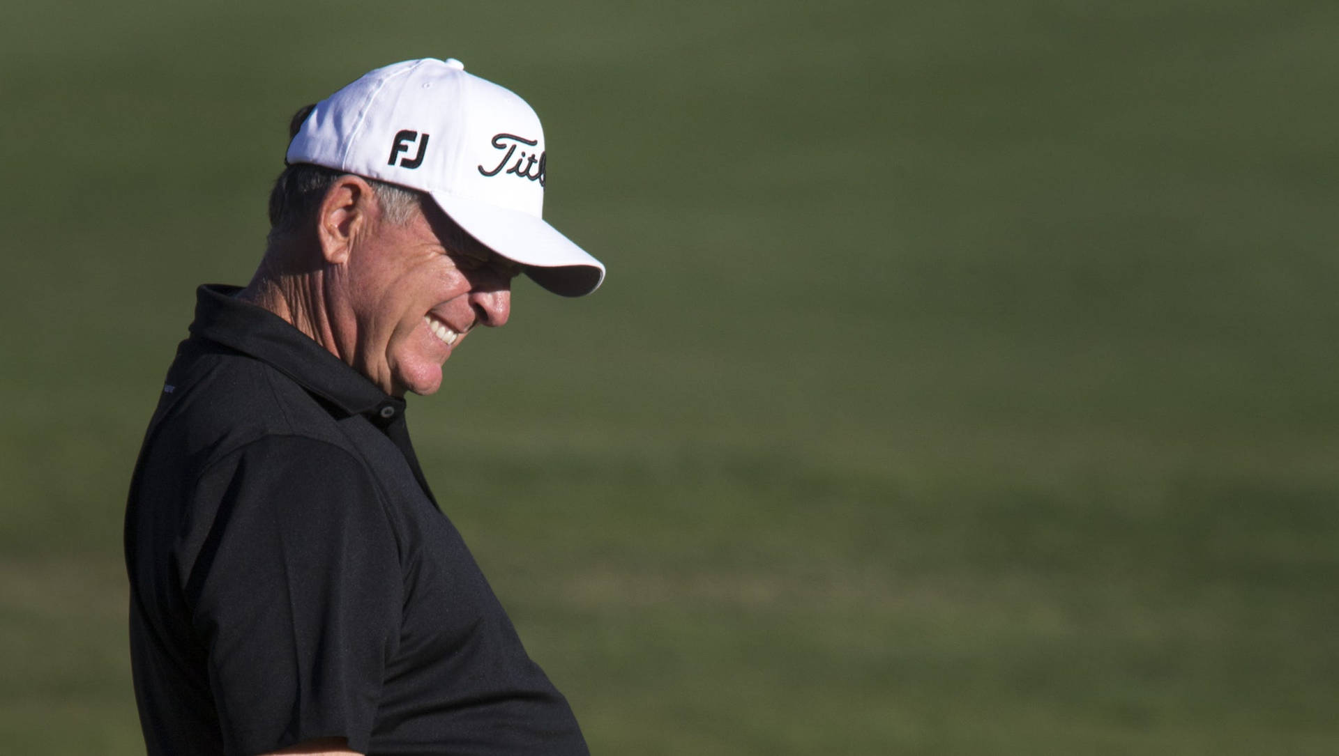 Jayhaas Sonriendo Durante Un Evento De Golf Fondo de pantalla
