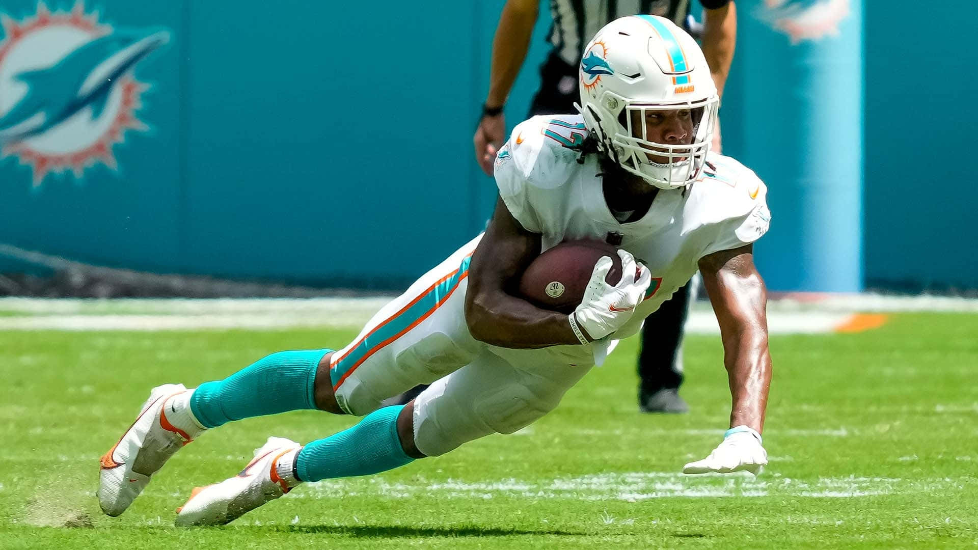 Jaylen Waddle Miami Dolphins Action Shot Wallpaper