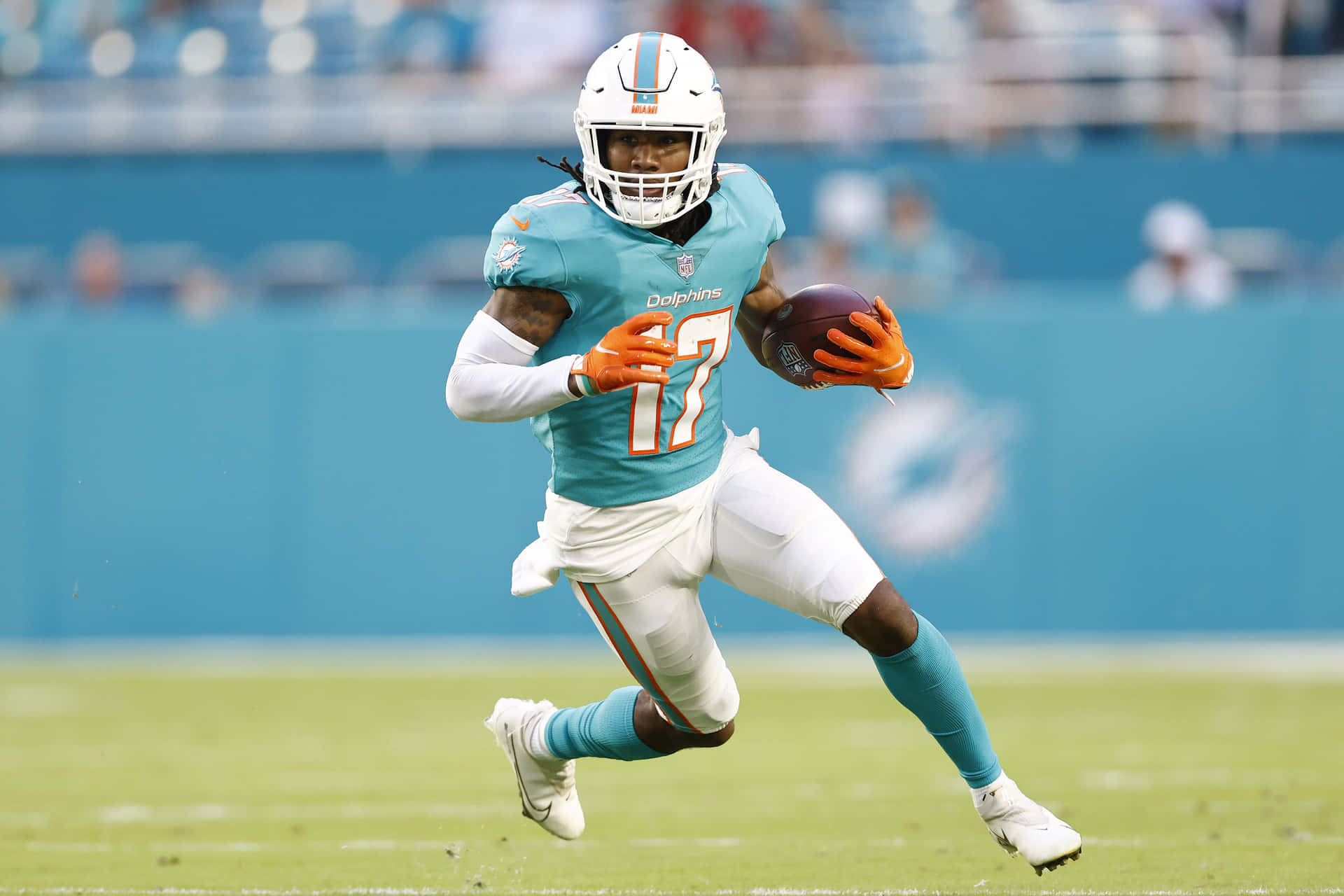 Jaylen Waddle Miami Dolphins Game Action Wallpaper