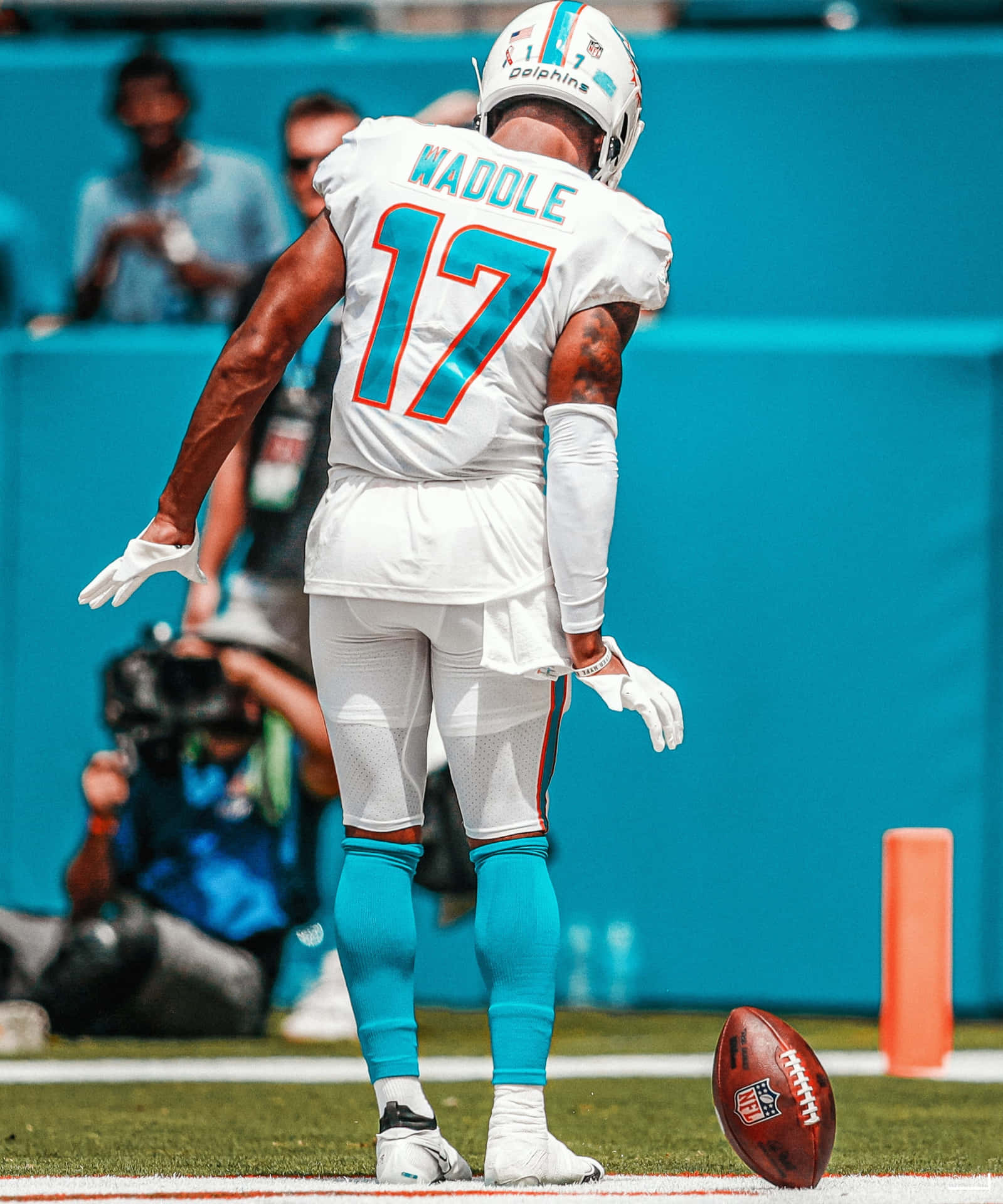 Jaylen Waddle Miami Dolphins Number17 Wallpaper