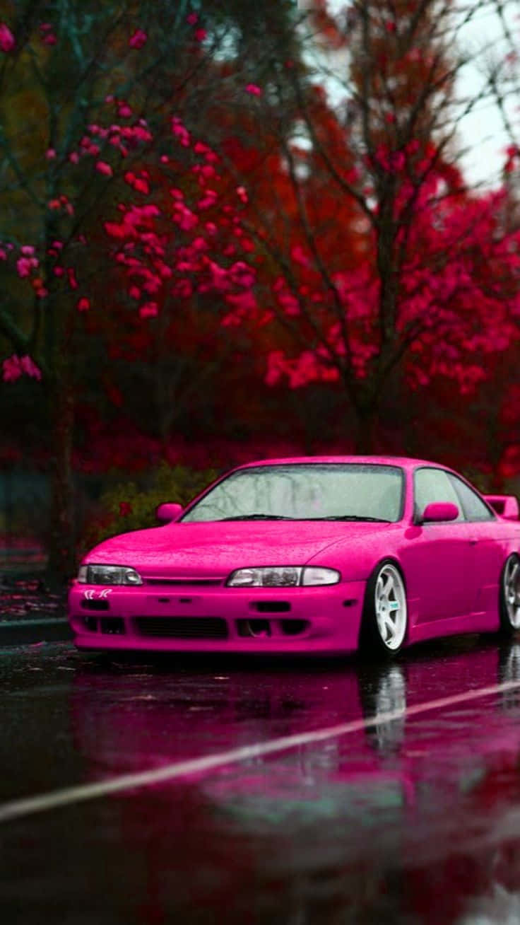 Unamacchina Rosa È Parcheggiata Sotto La Pioggia