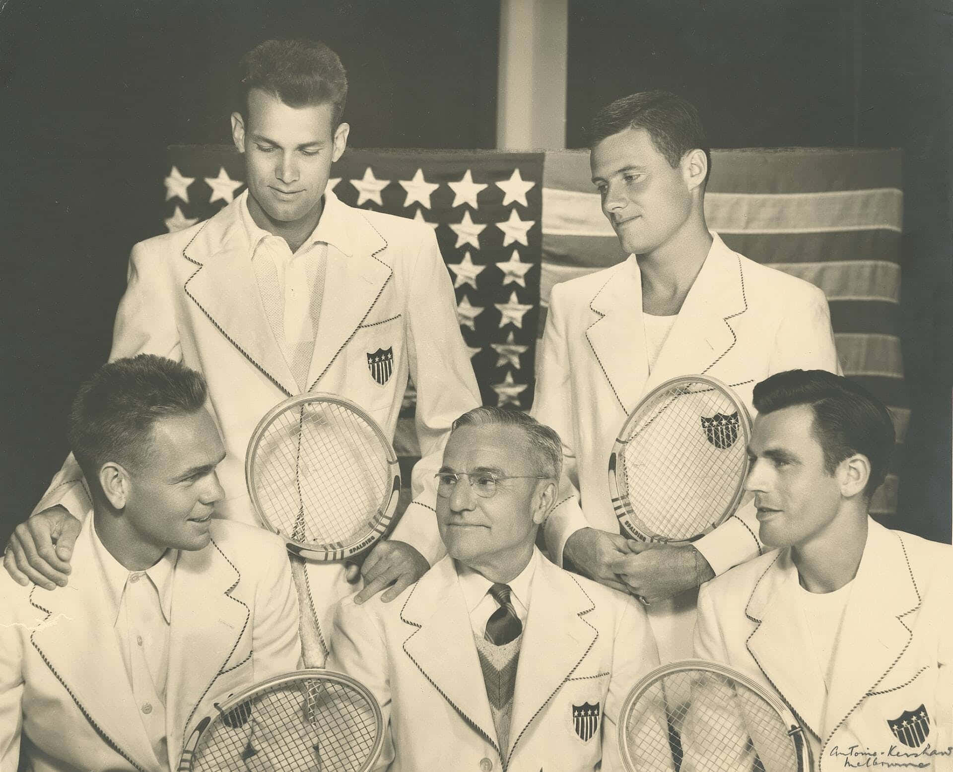 1924: Tag baggrunden med Jean Borotra og hans Davis Cup-finalister fra 1924. Wallpaper