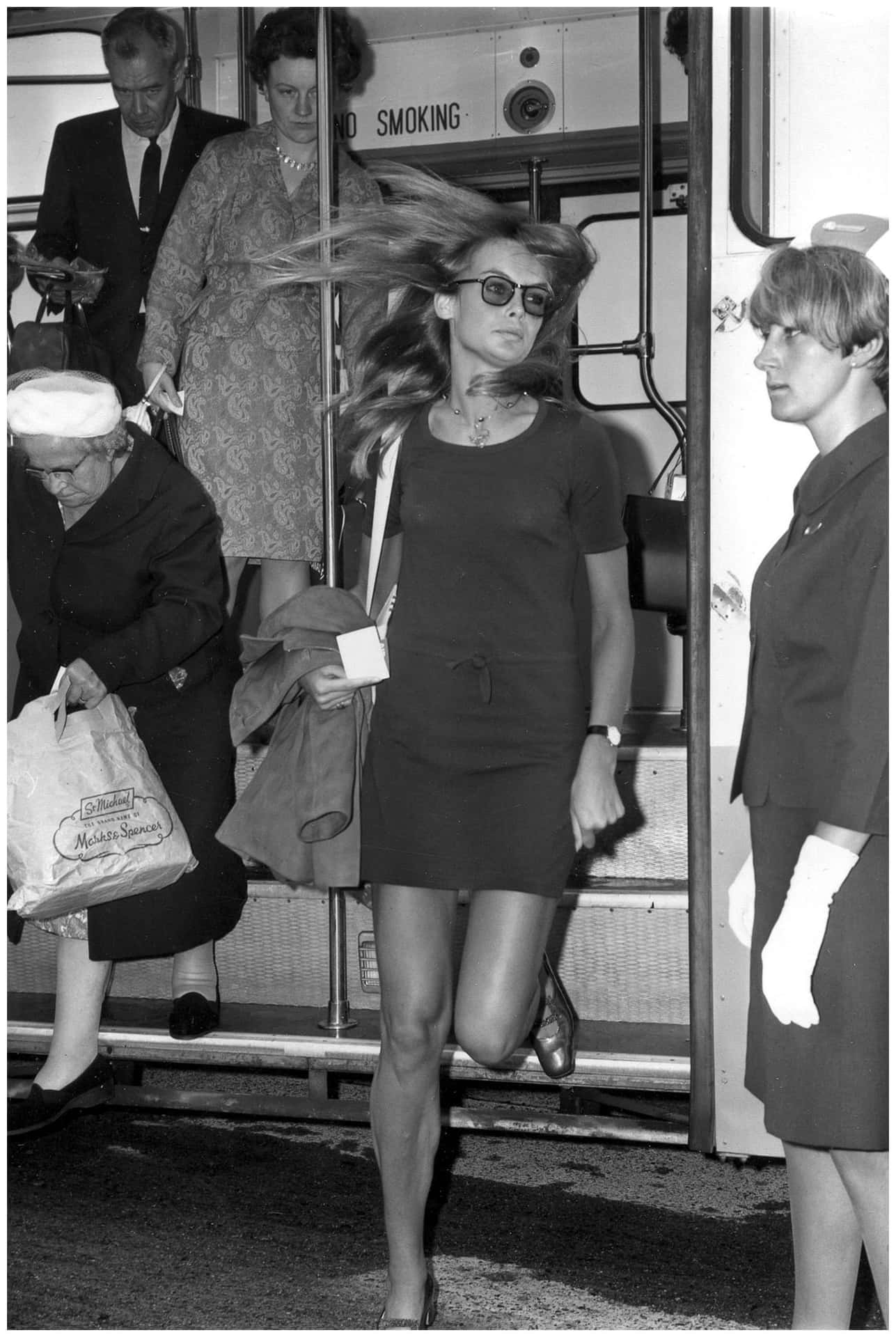 Jean_ Shrimpton_ Arrival_ Breezy_ Moment Wallpaper