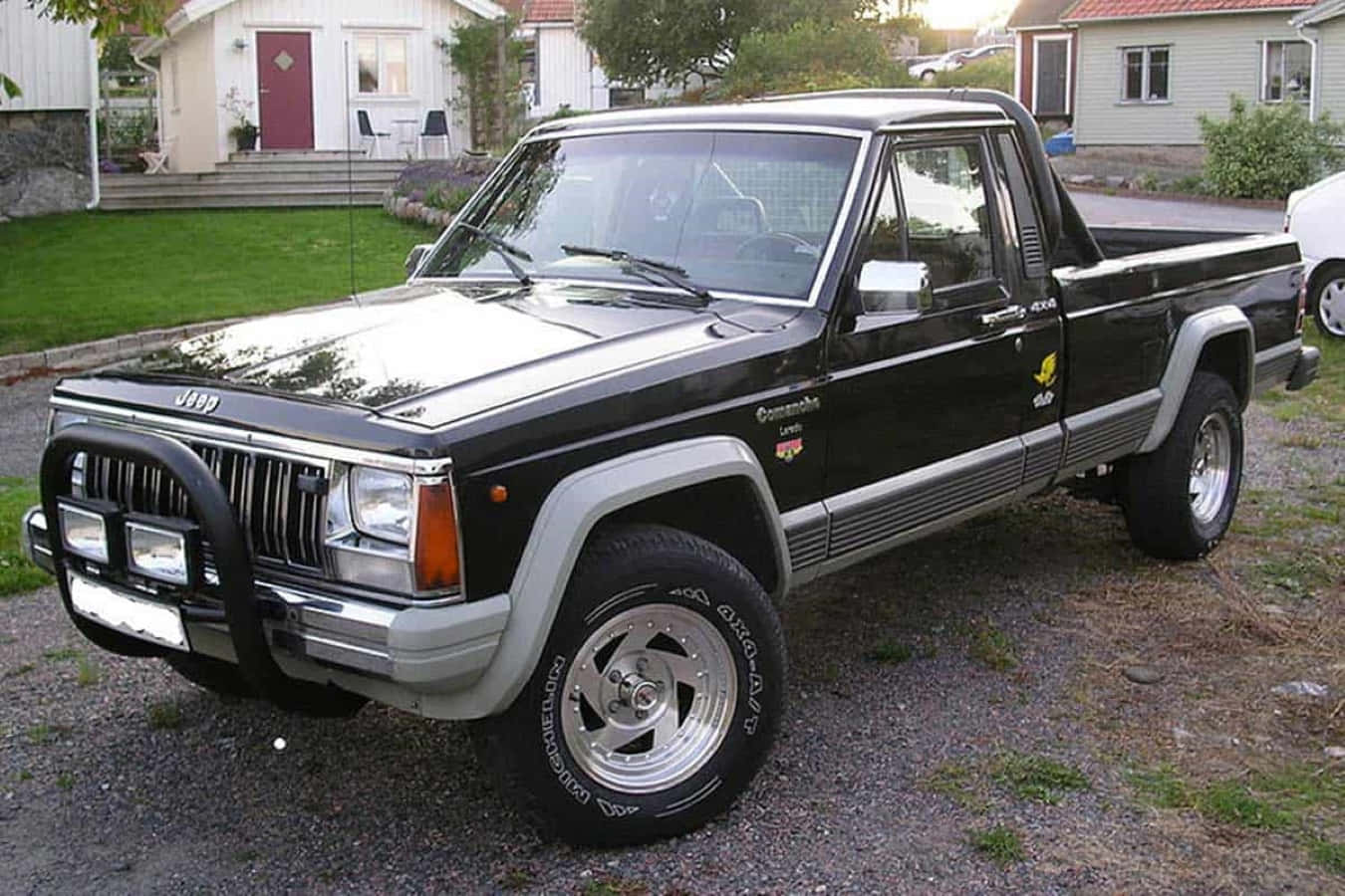 Raskas Jeep Comanche Valloittaa Maastoa Taustakuva