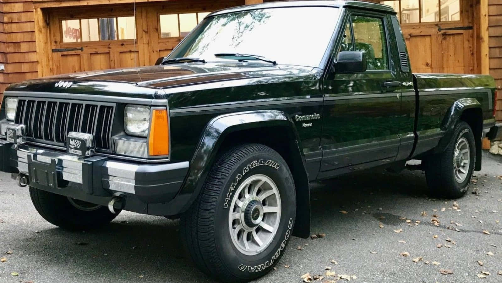 Upea Jeep Comanche Maalauksellisella Polulla Taustakuva