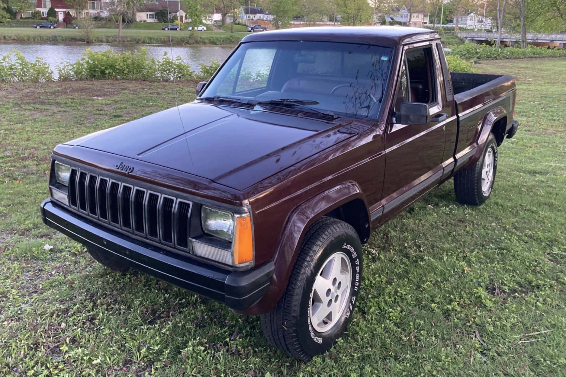 Jeep Comanche Erobrer Det Røffe Terrenget Bakgrunnsbildet