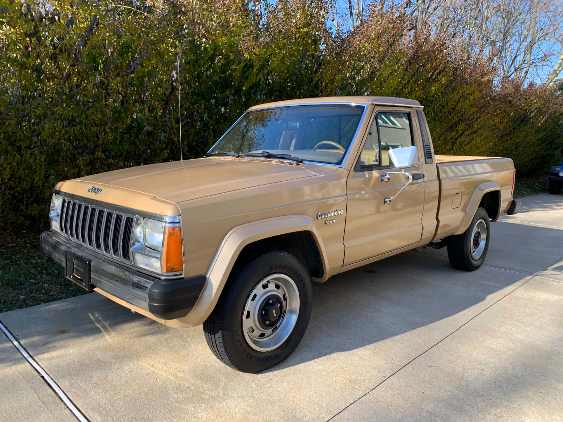 Majesteettinen Jeep Comanche Valloittamassa Maastoa Taustakuva