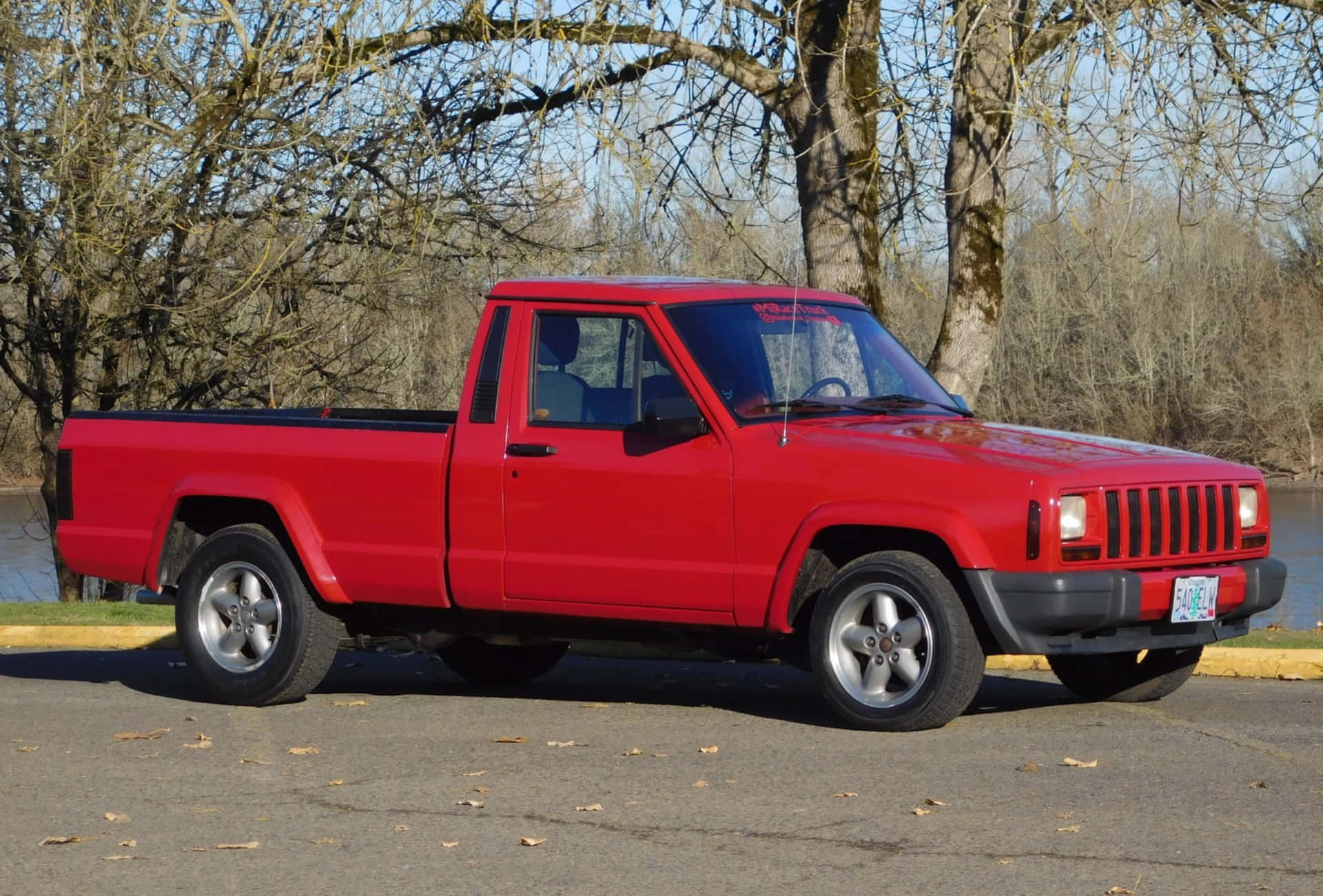 Rugged Beauty: En Jeep Comanche Perfekt Fanget I Dens Naturlige Miljø Bakgrunnsbildet