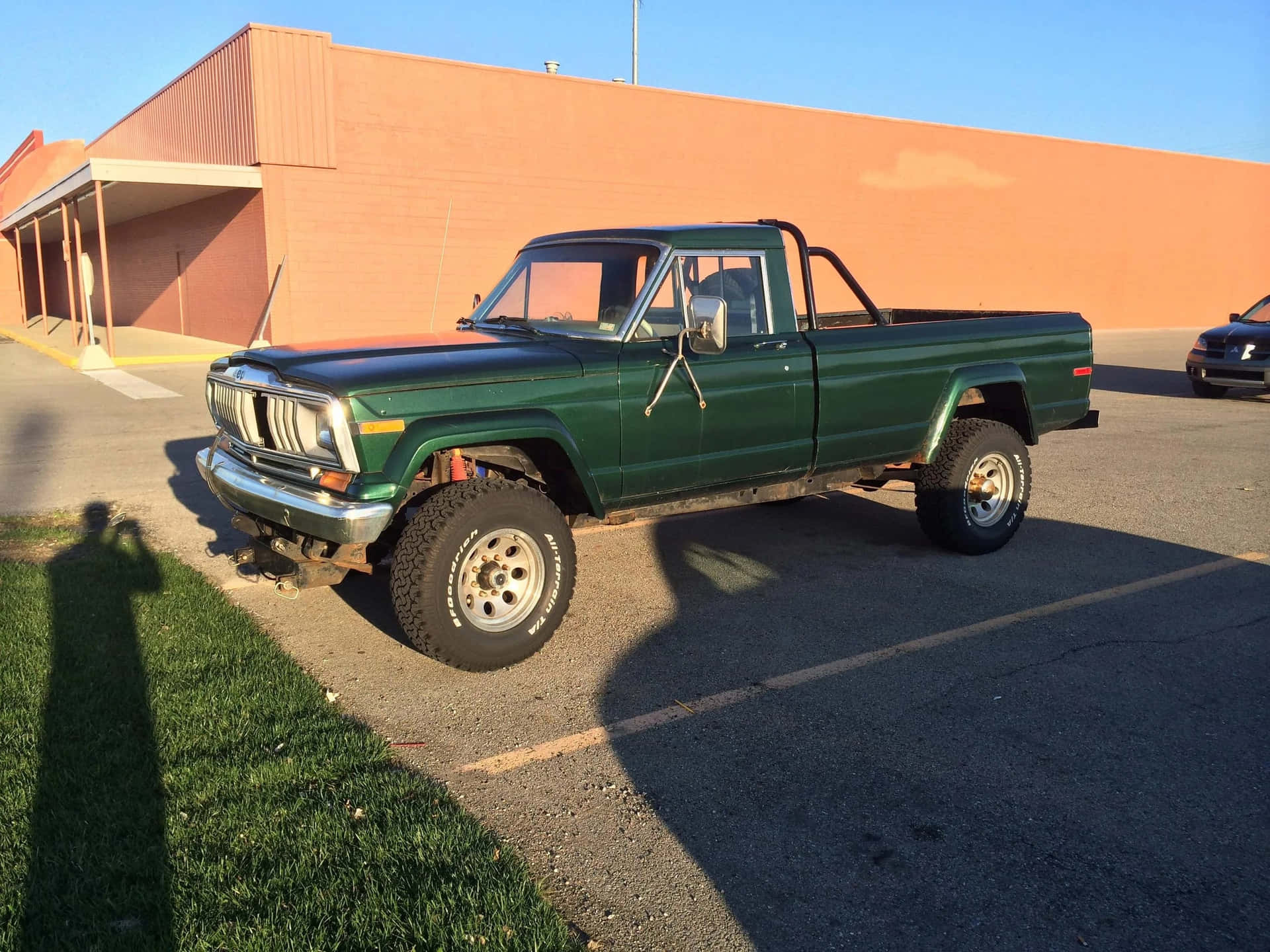 Vintage Jeep Comanche Kuvastaa Kuvastoa Taustakuva