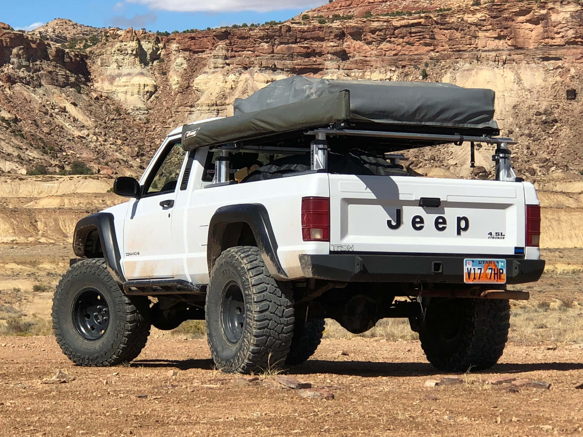 Sleek Jeep Comanche Erobrer Røft Terreng Bakgrunnsbildet