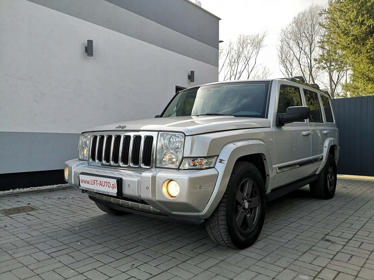 Kestävä Jeep Commander Valloittaa Maasto-olosuhteet Taustakuva