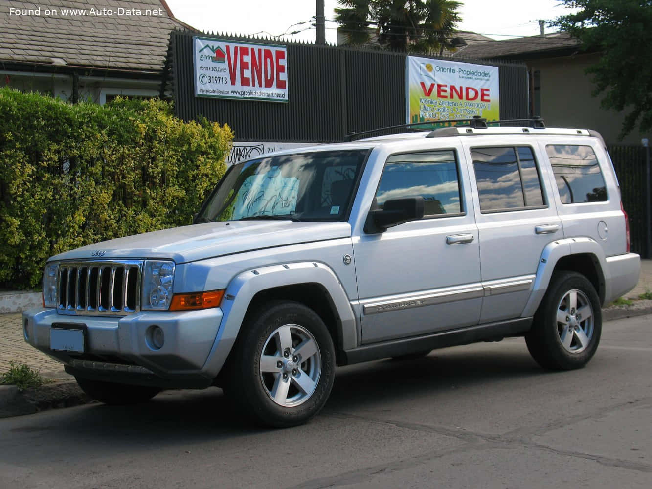 Kestävä Jeep Commander Valloittaa Maasto-olosuhteet Taustakuva