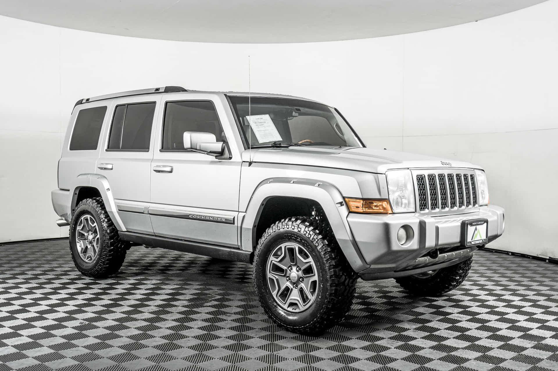 En Robust Jeep Commander Erobrer Villmarken Bakgrunnsbildet