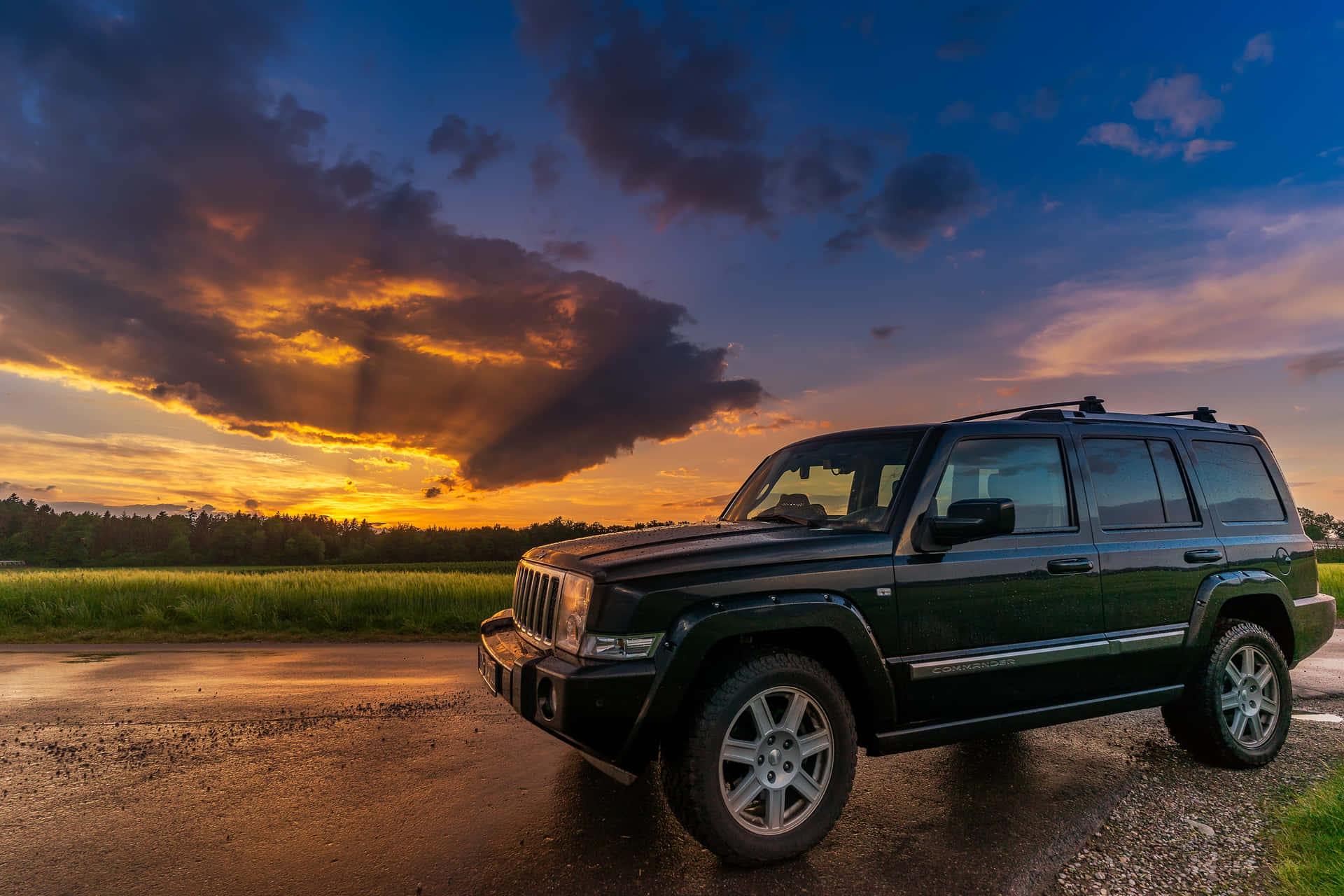 Jeep Commander Akselerer Gjennom Naturen Bakgrunnsbildet