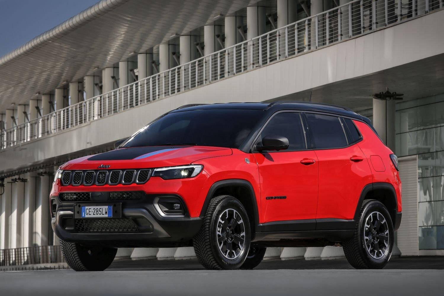 Jeep Compass Black And Red Gray Building Wallpaper