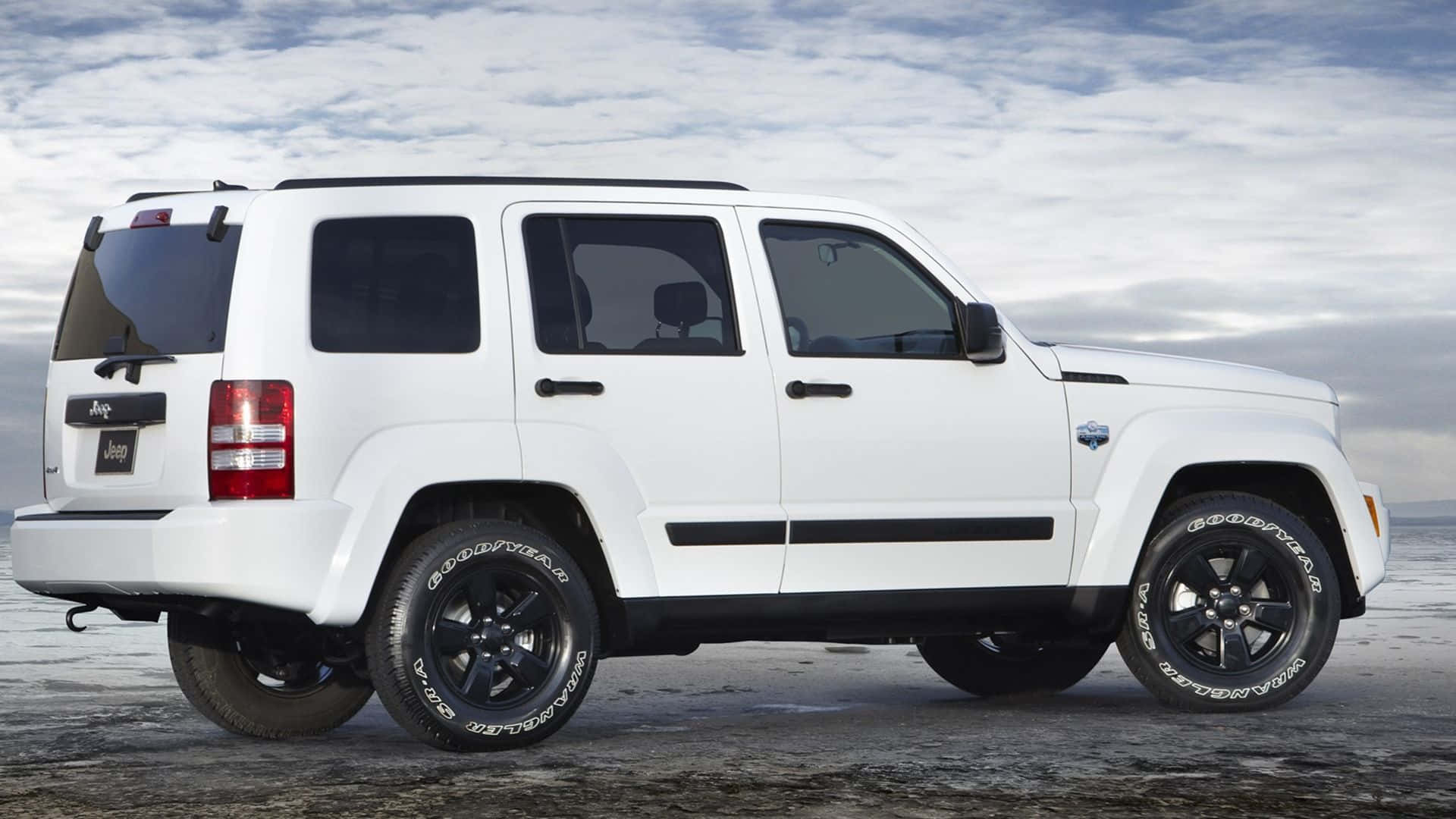 Impresionantejeep Liberty En Un Sendero Pintoresco Fondo de pantalla