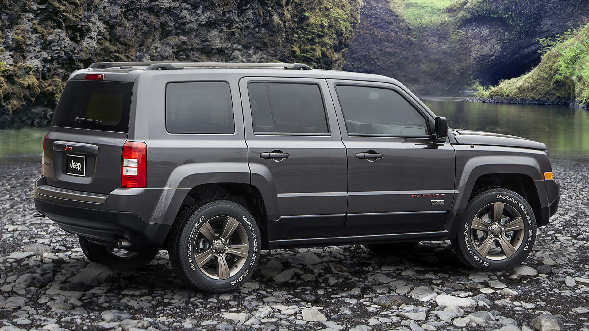 Légende : Aventure Tout-terrain Avec Jeep Patriot Fond d'écran