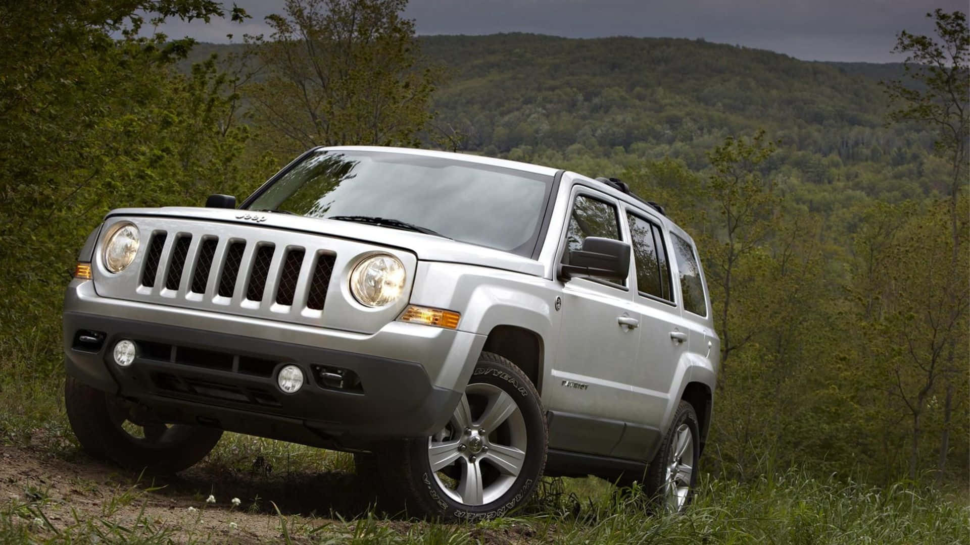 Stunning Jeep Patriot in the Great Outdoors Wallpaper