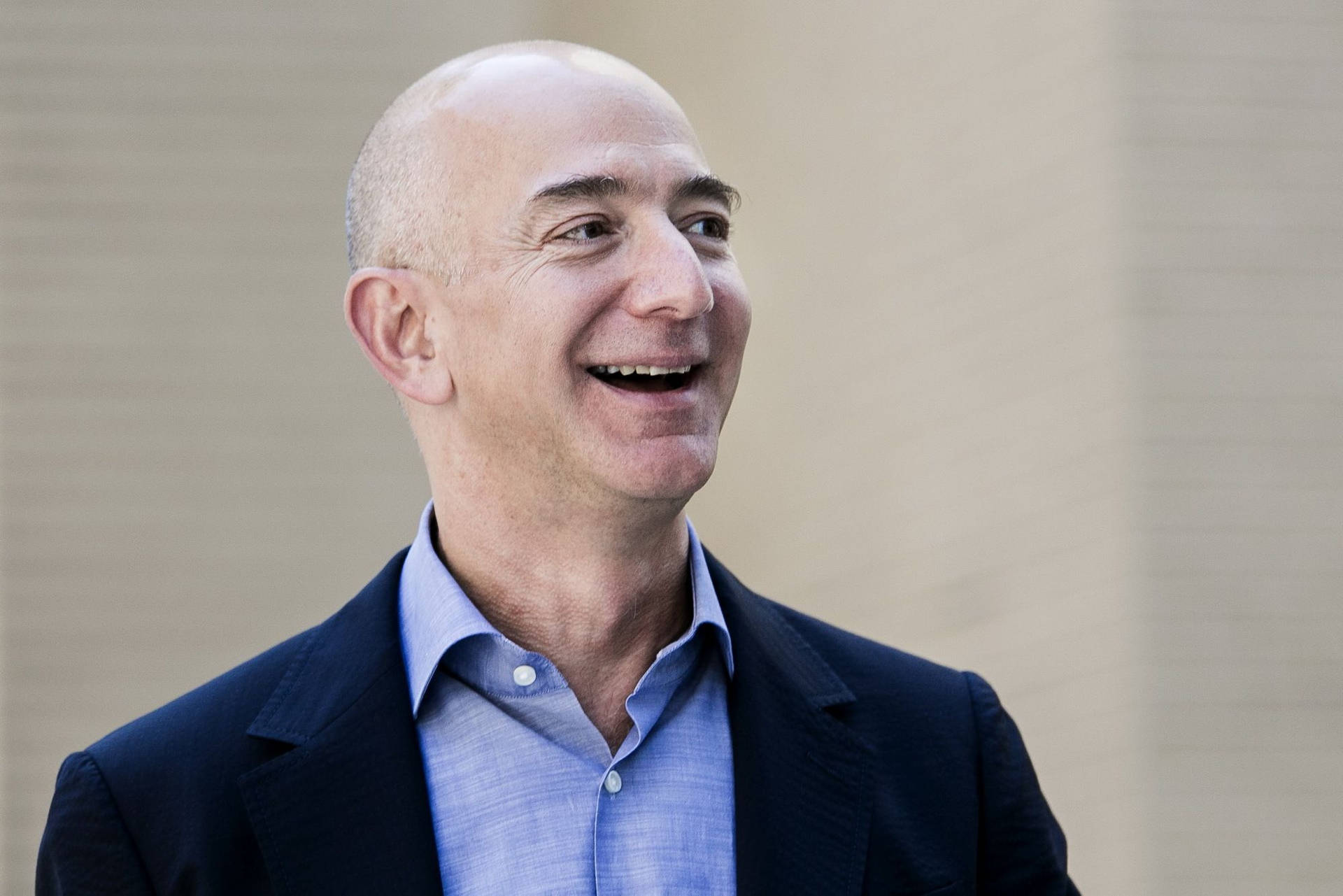 Jeff Bezos Mod En Sløret Baggrund Wallpaper