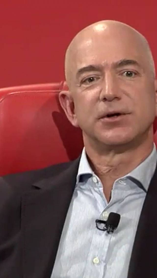 Jeff Bezos Mod En Rød Baggrund Wallpaper