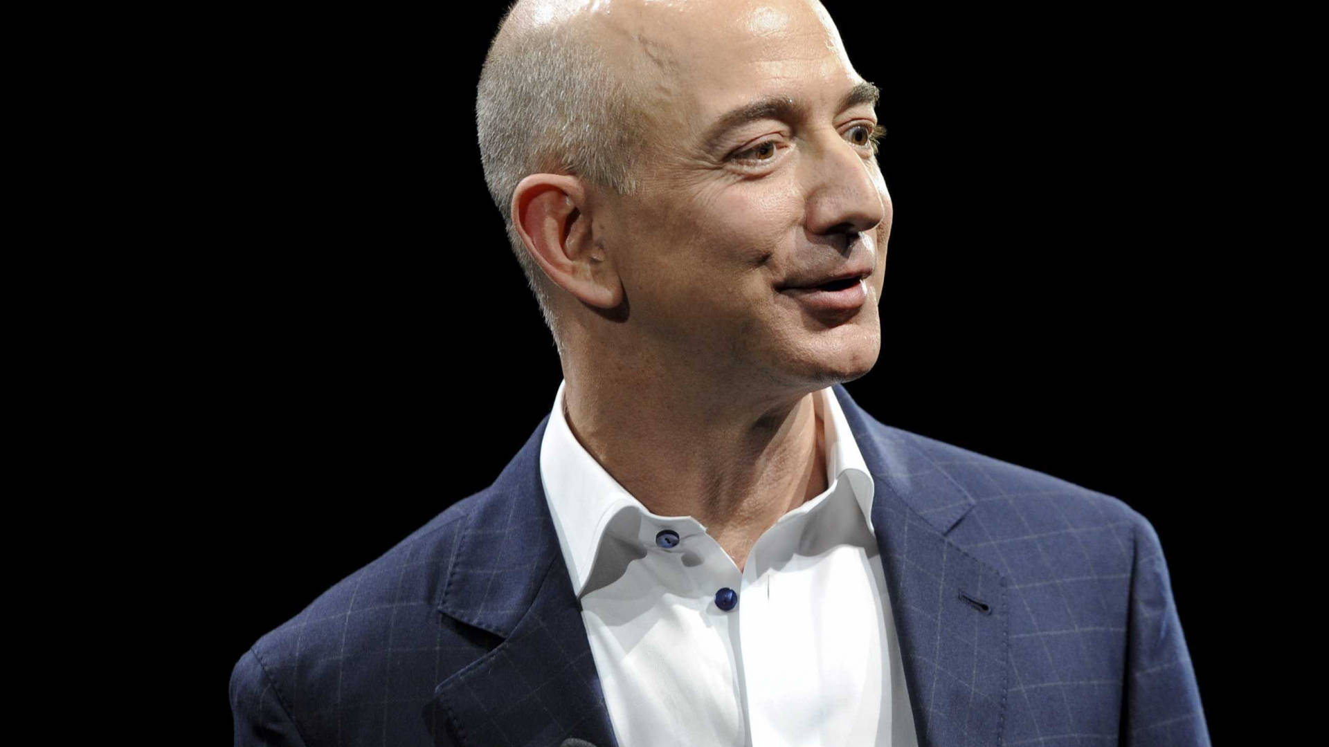 Jeff Bezos Ser Till Sidan Wallpaper