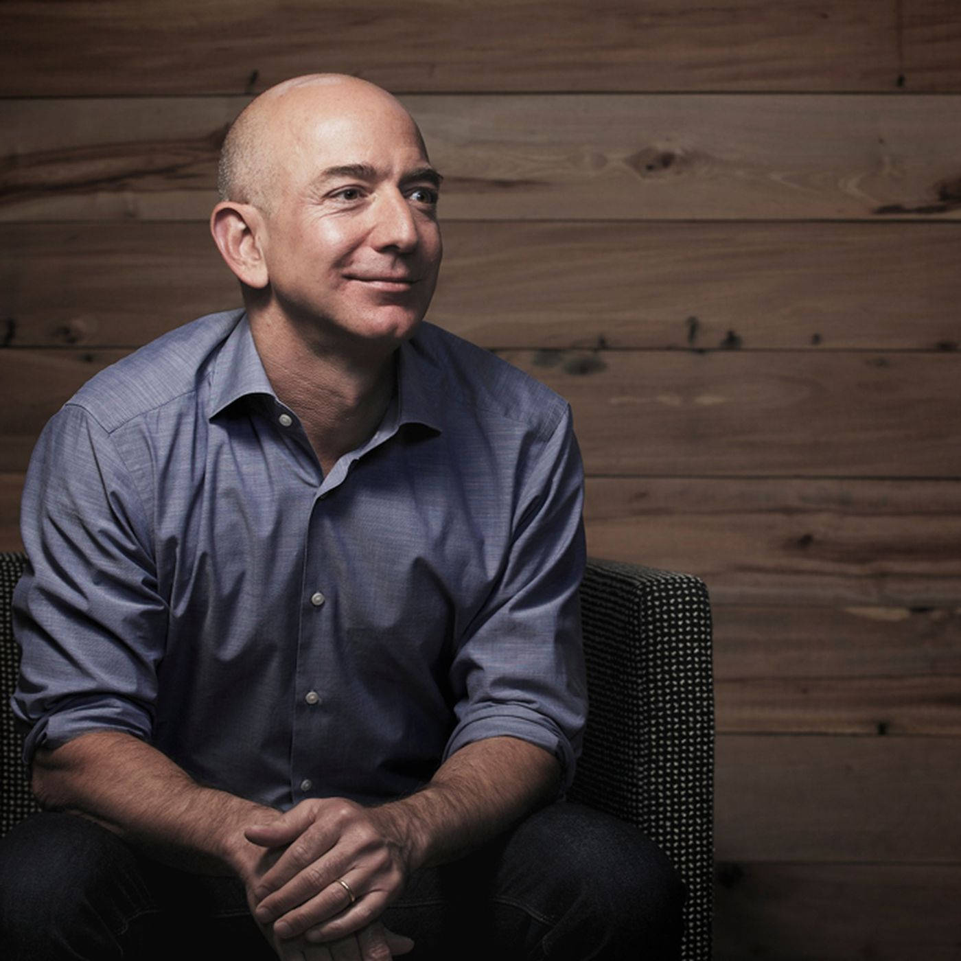 Jeff Bezos Sidder Mod Trævæg Wallpaper