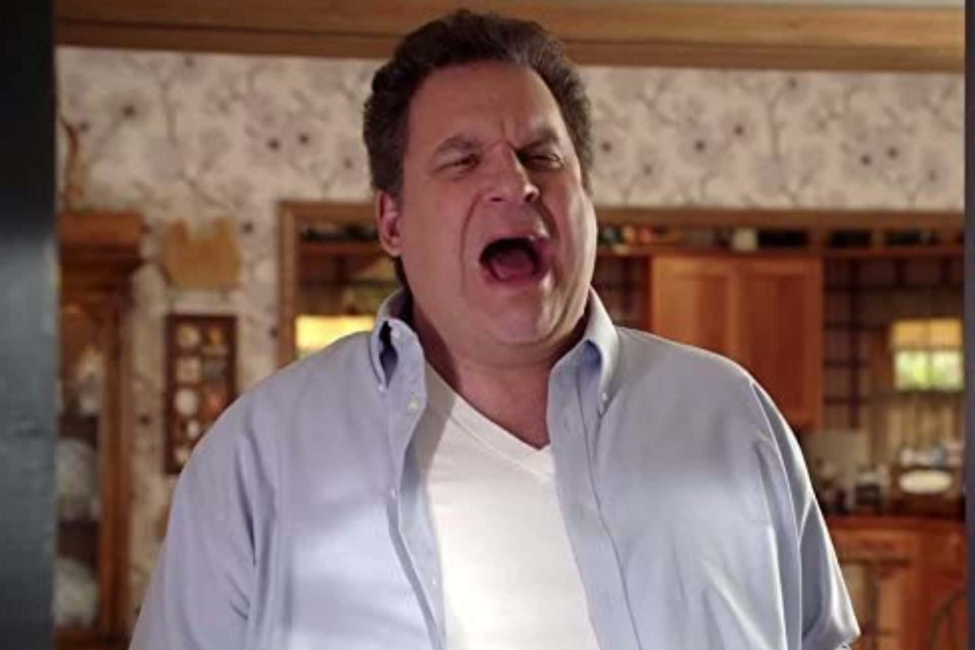 Jeffgarlin Is An American Comedian, Actor, And Voice Actor. He Is Best Known For His Role As Jeff Greene On The Hbo Sitcom Curb Your Enthusiasm. Fondo de pantalla
