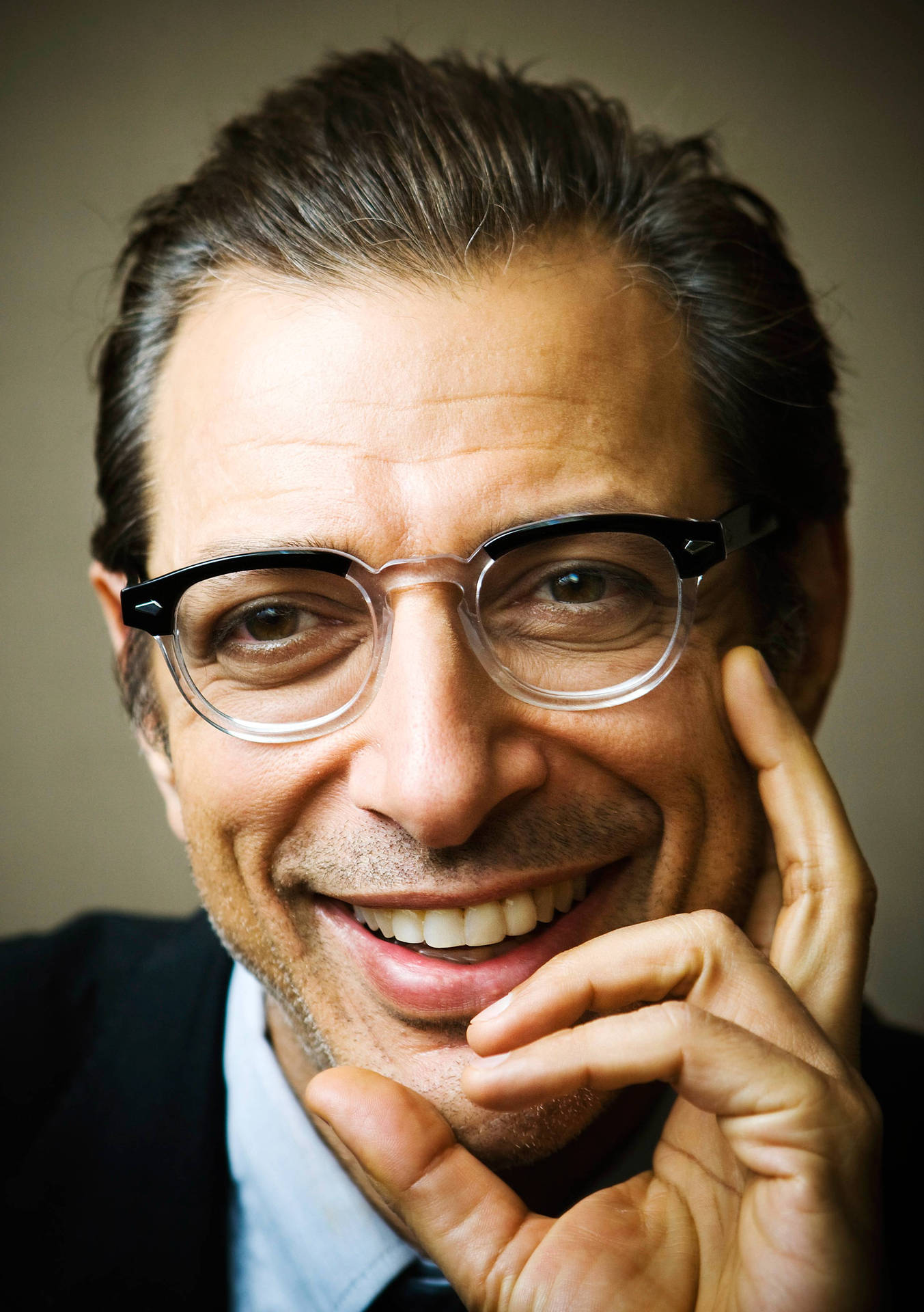 Illuminating Hollywood Charm: A close-up shot of Jeff Goldblum Wallpaper