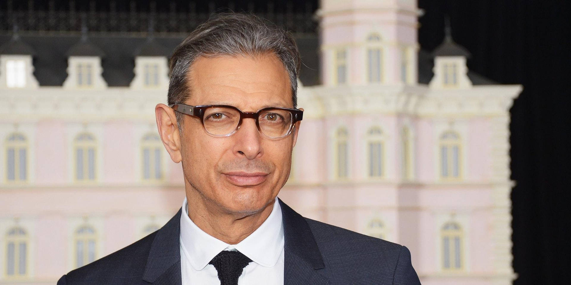 Jeff Goldblum Eyewear Icon Tapet: Tag dig selv iført Jeff Goldblums brillestil Wallpaper