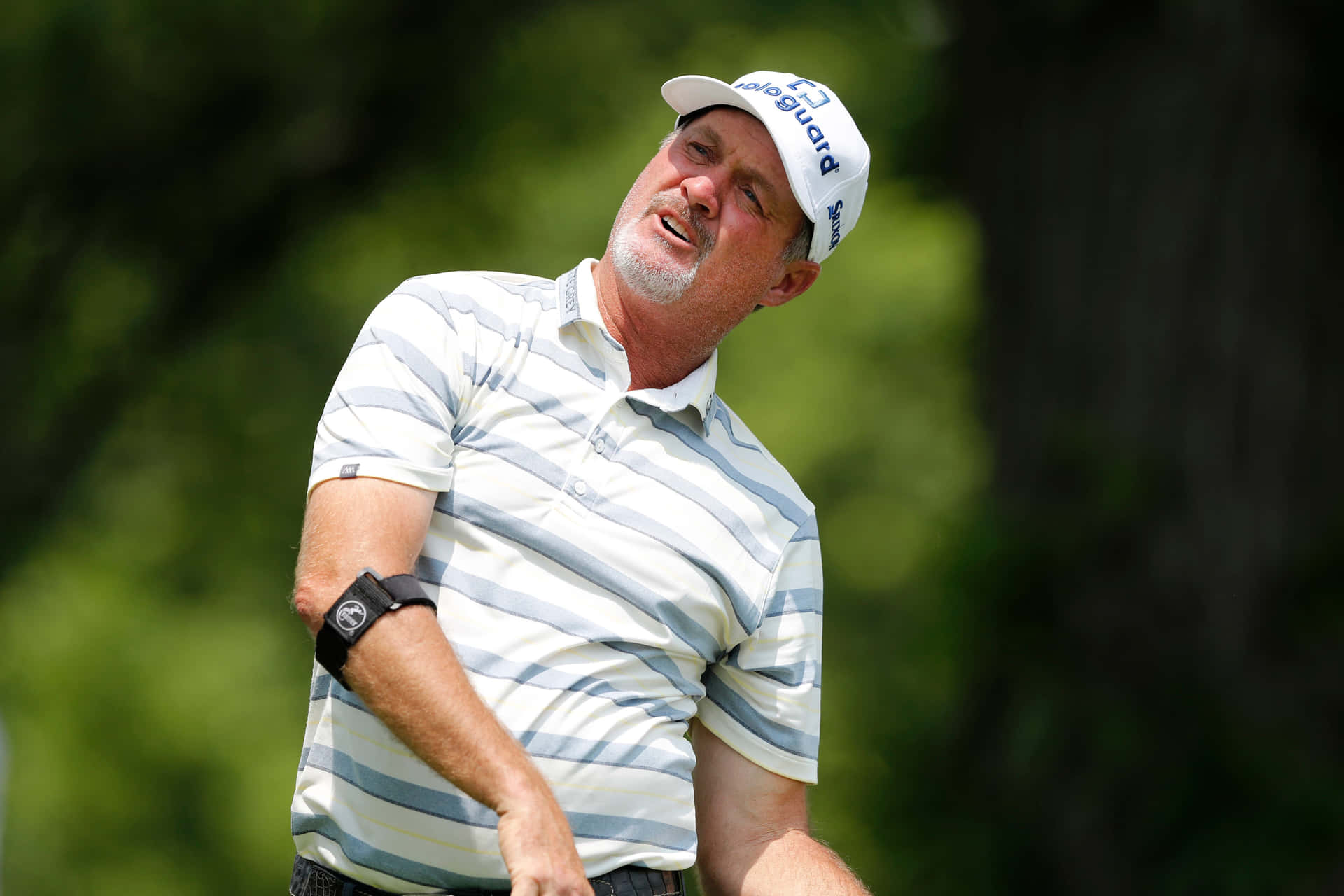 Jeff Maggert Demonstrating Golf Swing On A Sunny Day Wallpaper