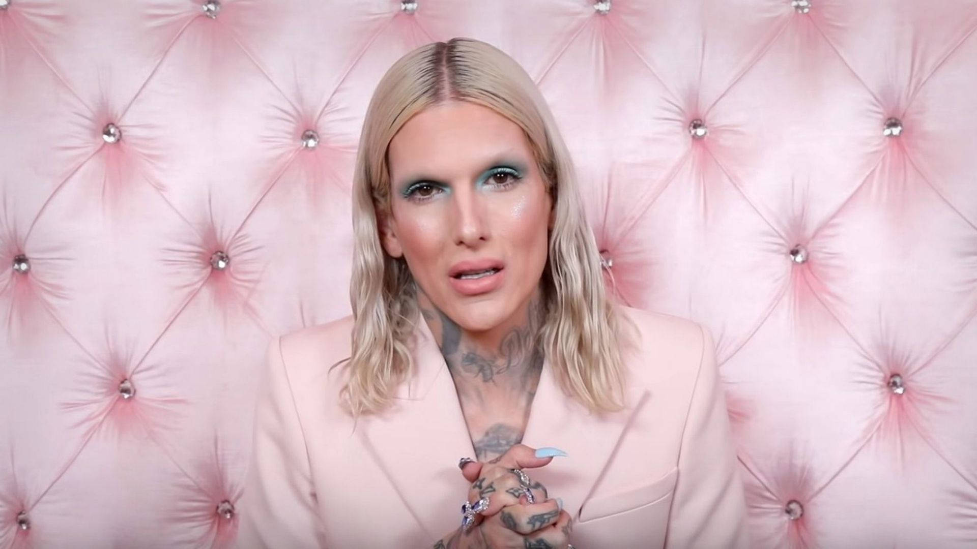 Jeffree Star Pink Couch Tapet: Wallpaper