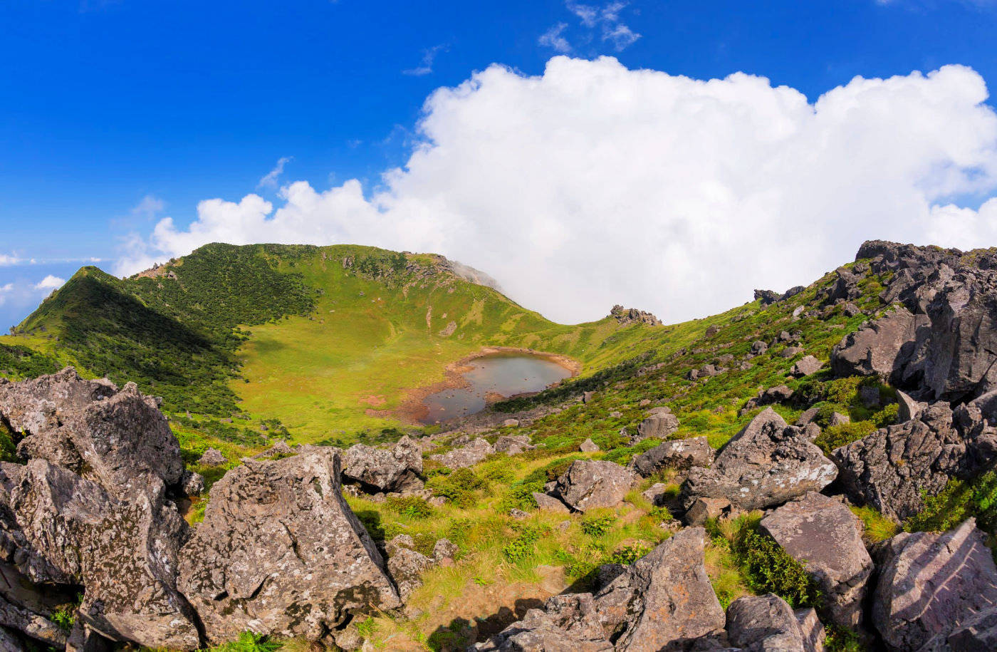 Cráterdel Monte Hallasan En La Isla Jeju. Fondo de pantalla