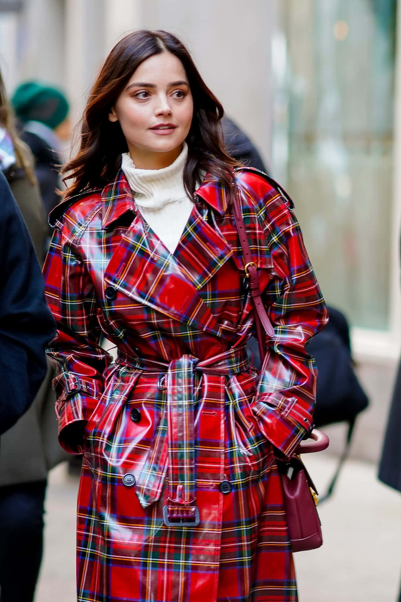 Jennacoleman Sonriendo Elegantemente Fondo de pantalla