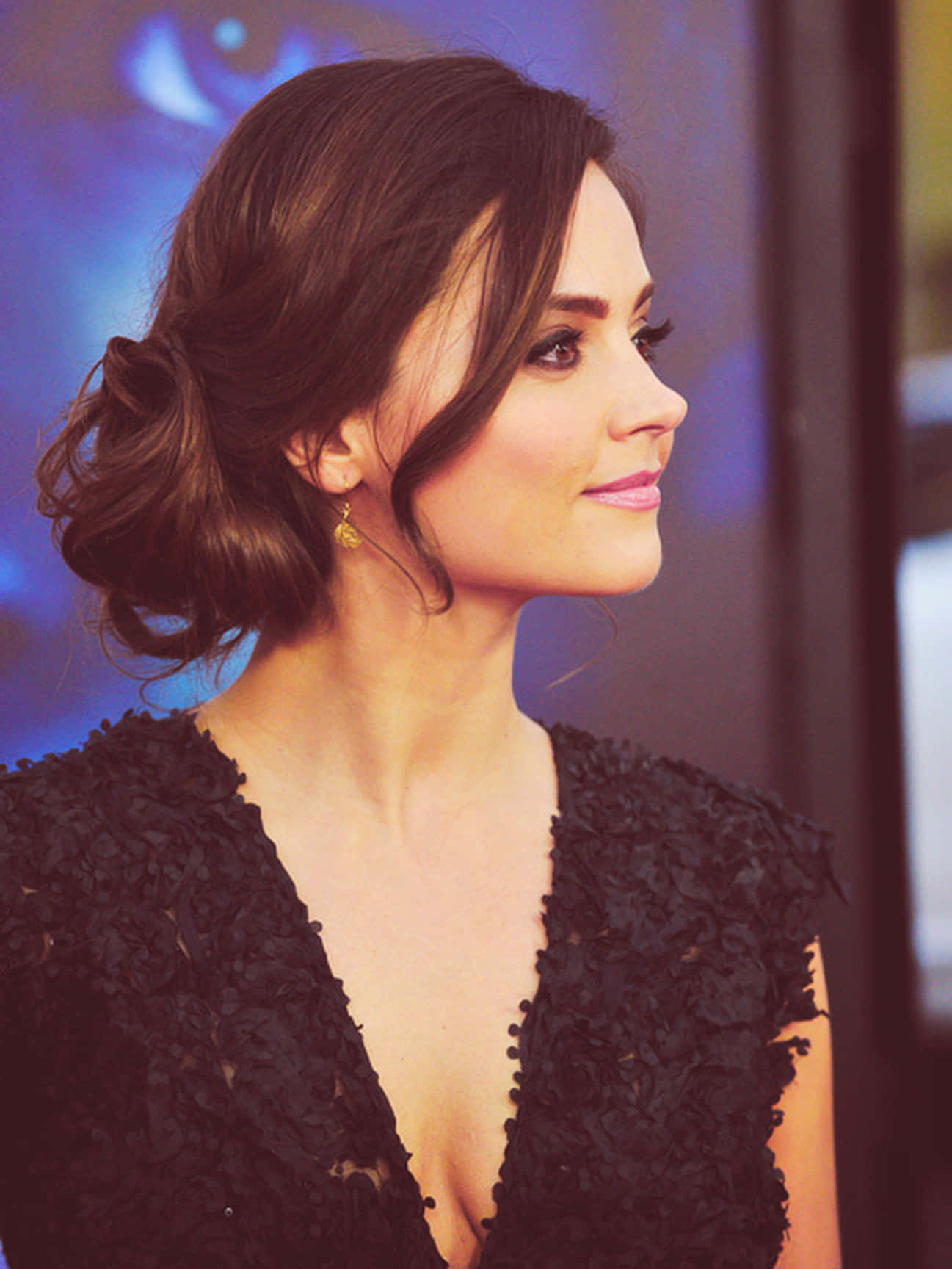 Jennacoleman Cautivadora Sonriendo Radiante. Fondo de pantalla