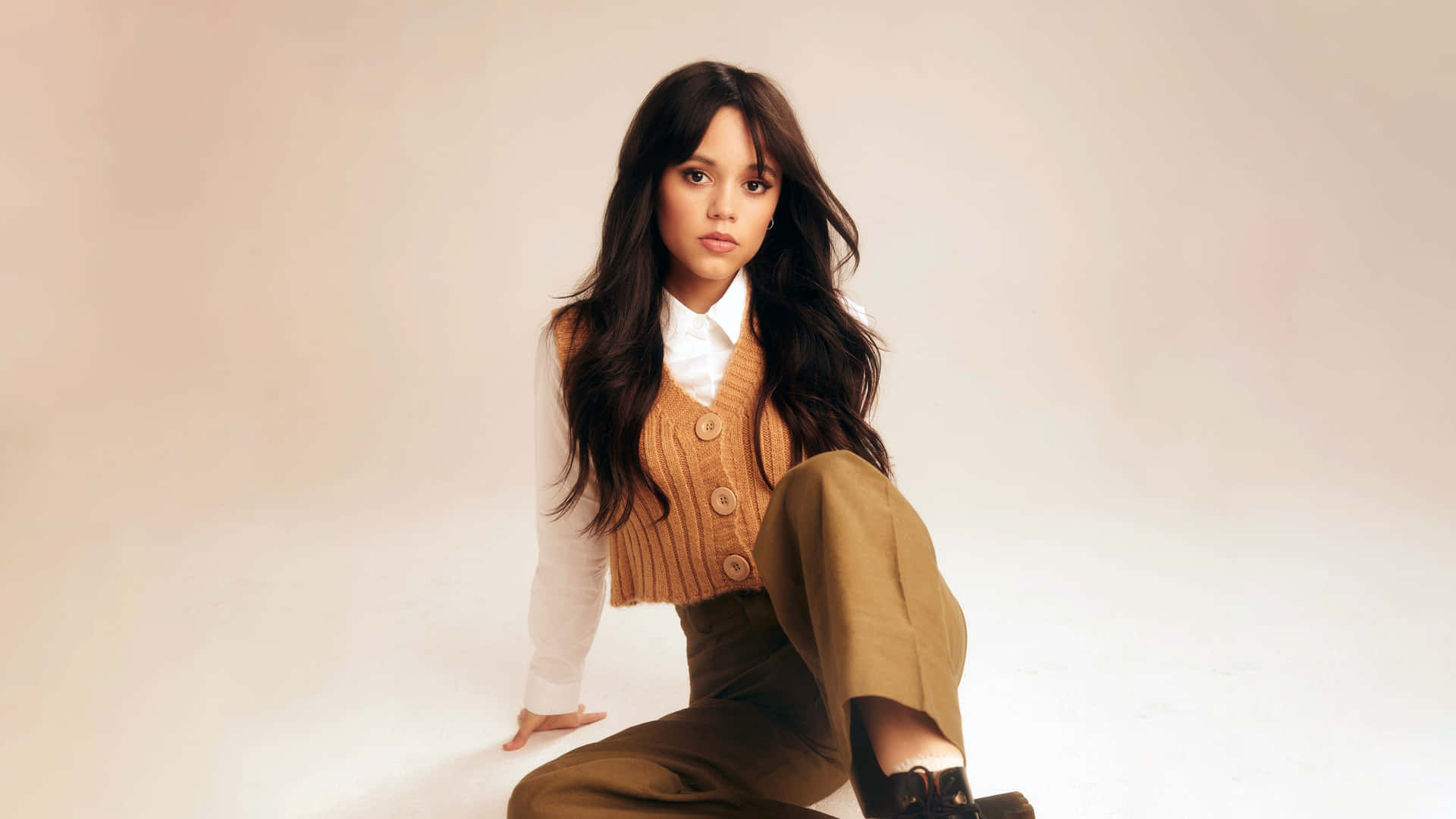 Jenna Ortega Elegante Portret Achtergrond