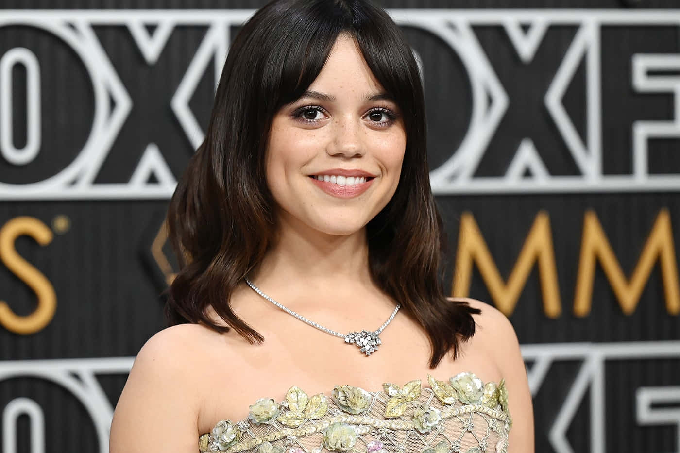 Jenna Ortega Emmys Rode Loper Look Achtergrond