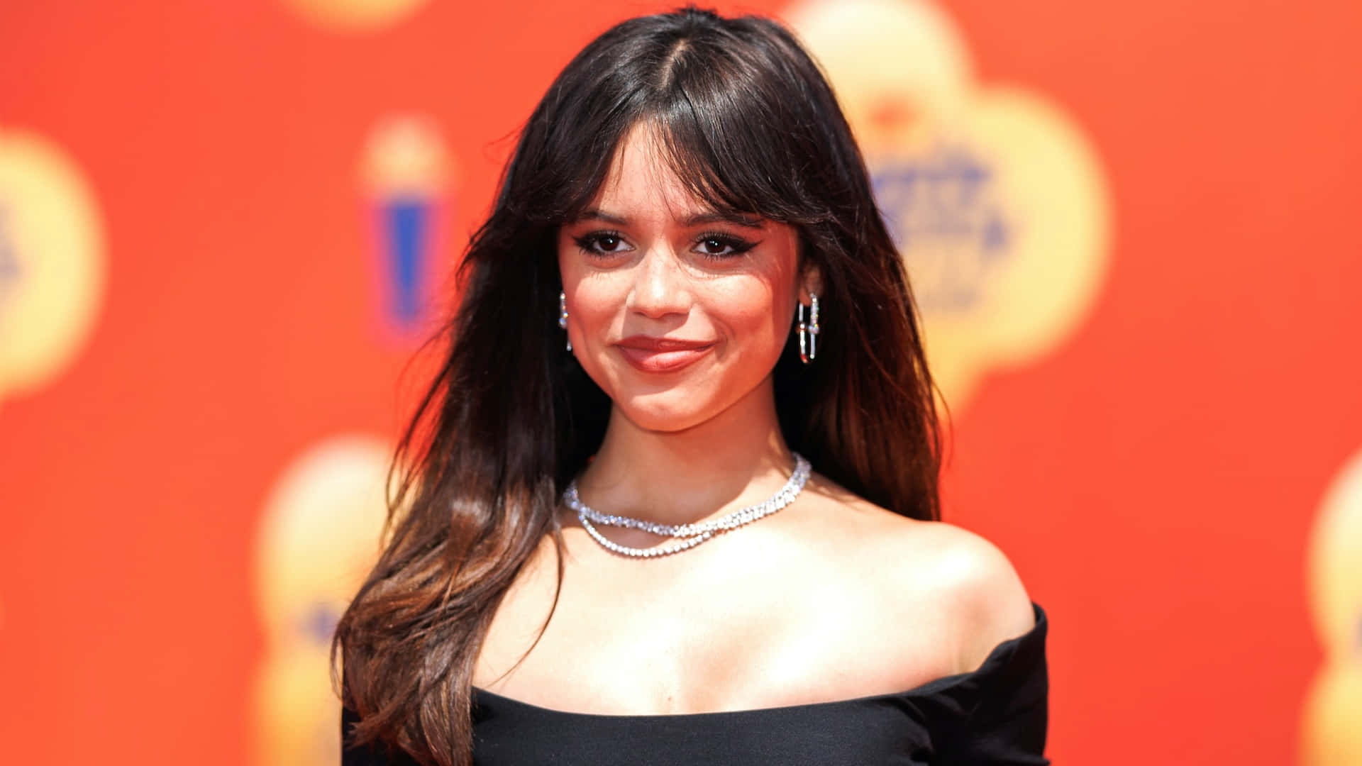 Jenna Ortega Rode Loper Elegantie Achtergrond