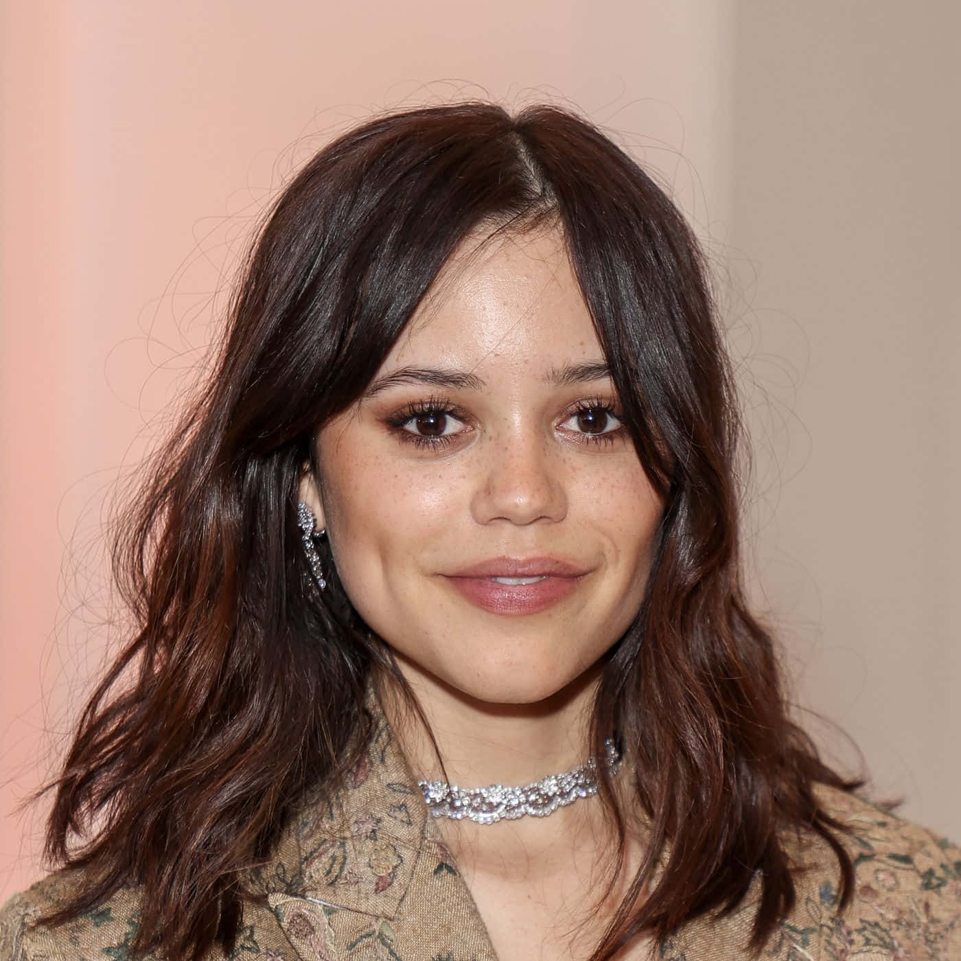 Jenna Ortega Glimlachend Portret Achtergrond