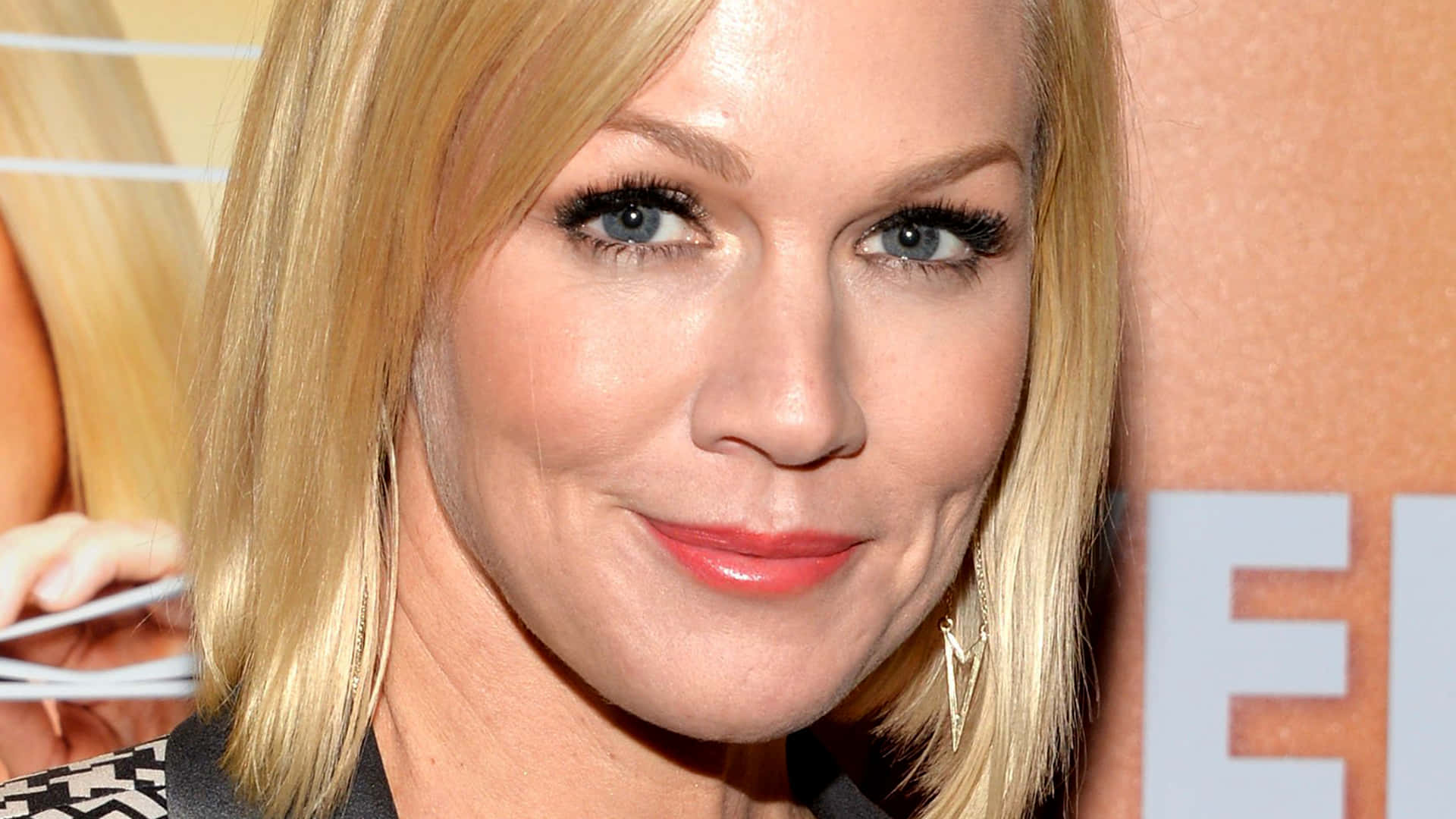 Caption: Jennie Garth smiling radiantly in a close-up portrait Wallpaper