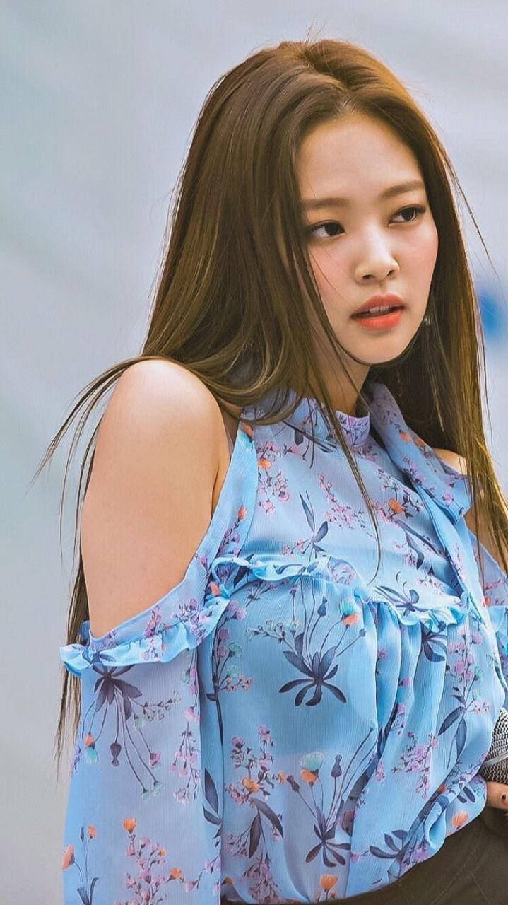 Jennie Kim I Blå Off-shoulder Top Wallpaper